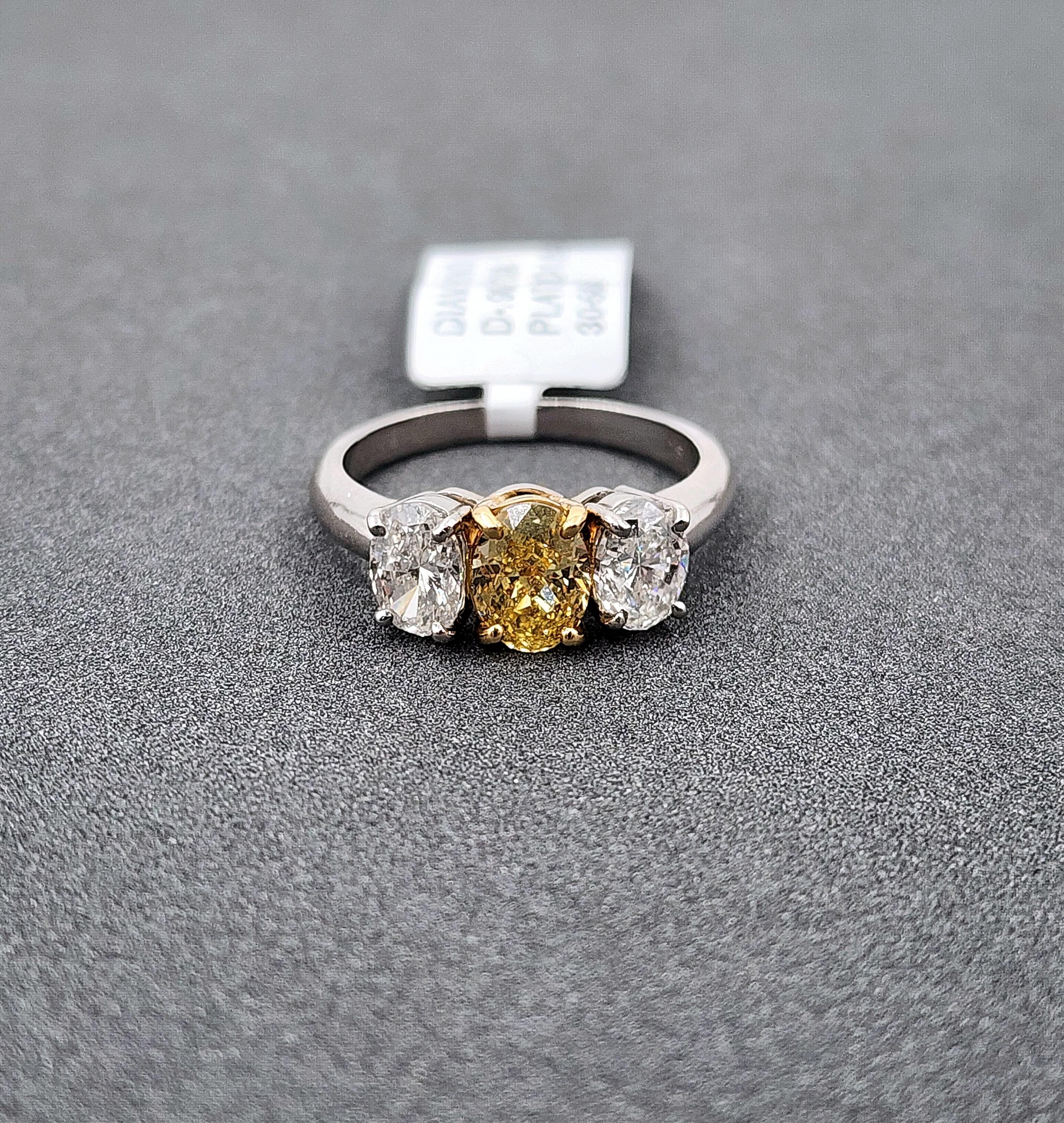 Anello con tre pietre ovali di diamanti gialli e bianchi da 2,21 ct certificato GIA in vendita 1