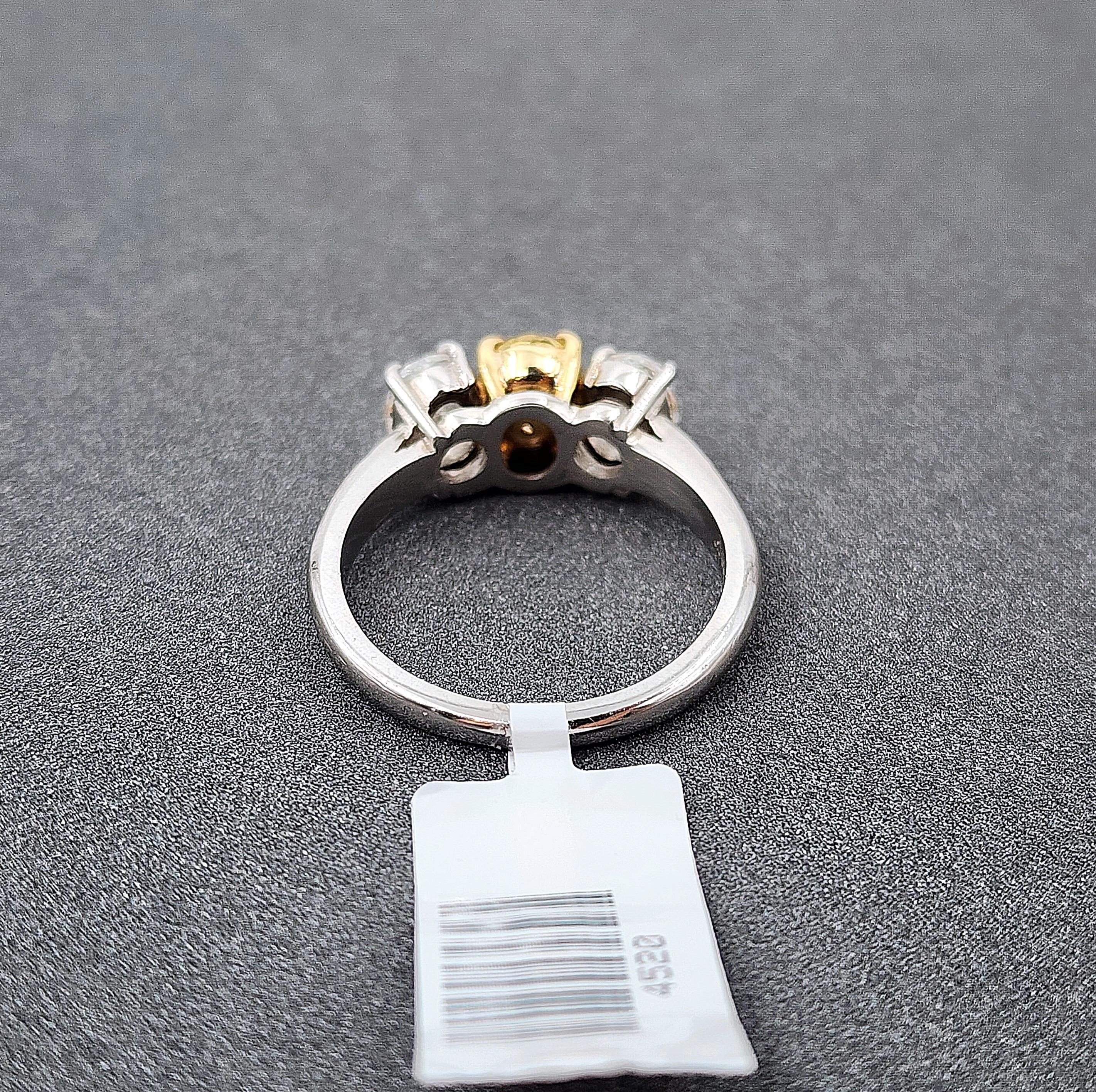 Anello con tre pietre ovali di diamanti gialli e bianchi da 2,21 ct certificato GIA in vendita 2