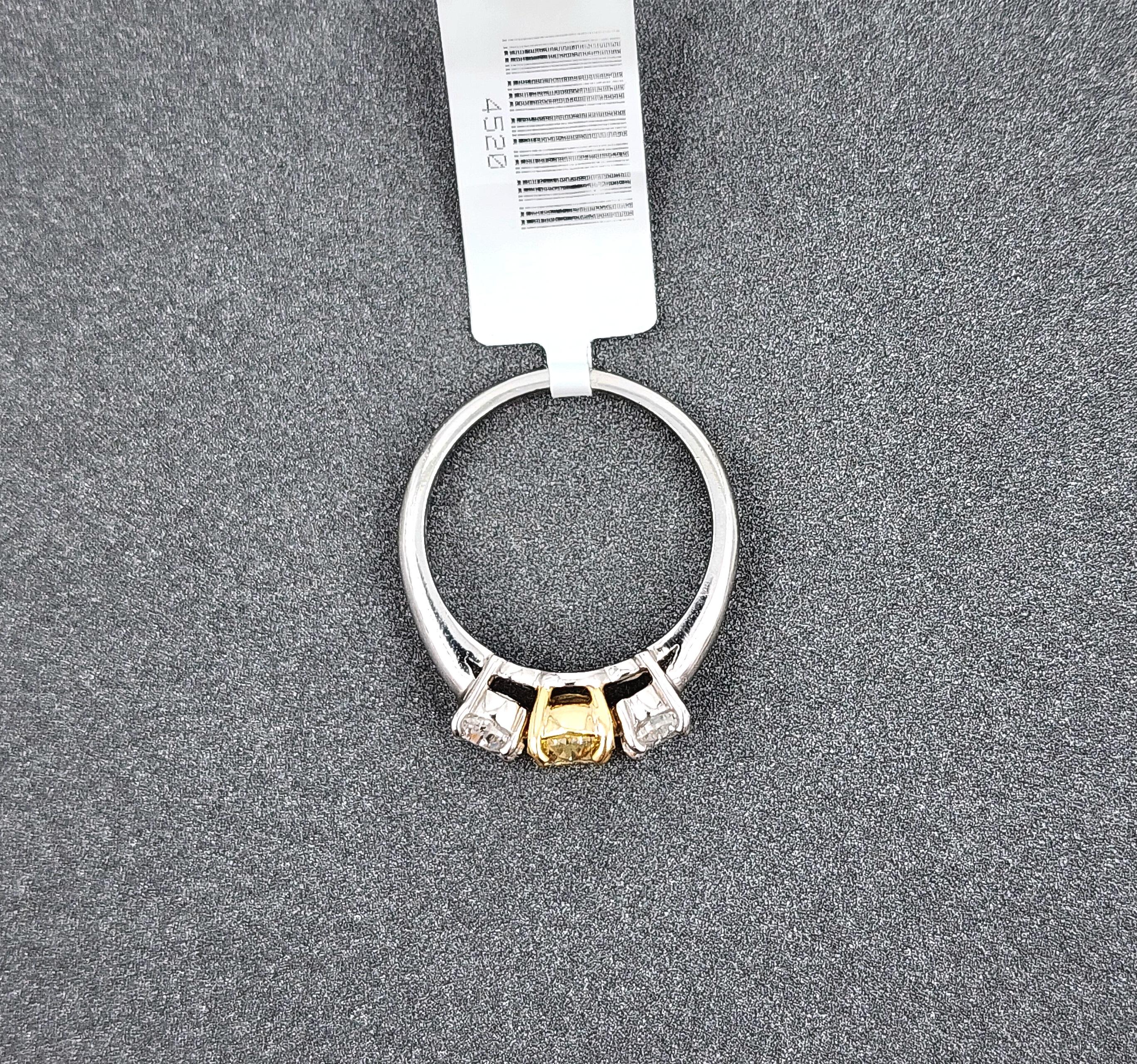 Anello con tre pietre ovali di diamanti gialli e bianchi da 2,21 ct certificato GIA in vendita 3