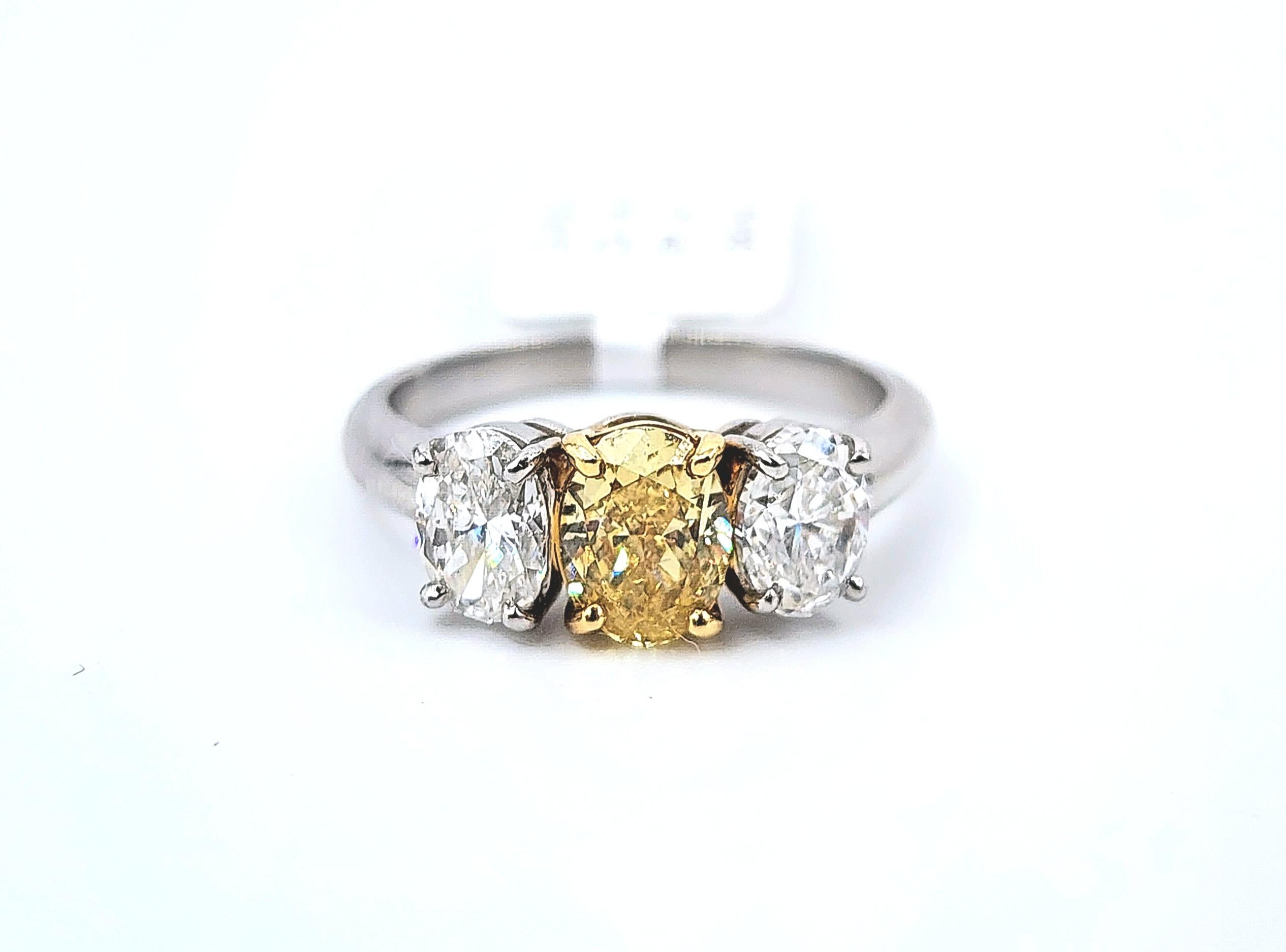 Anello con tre pietre ovali di diamanti gialli e bianchi da 2,21 ct certificato GIA in vendita 4