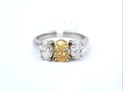 Anello con tre pietre ovali di diamanti gialli e bianchi da 2,21 ct certificato GIA