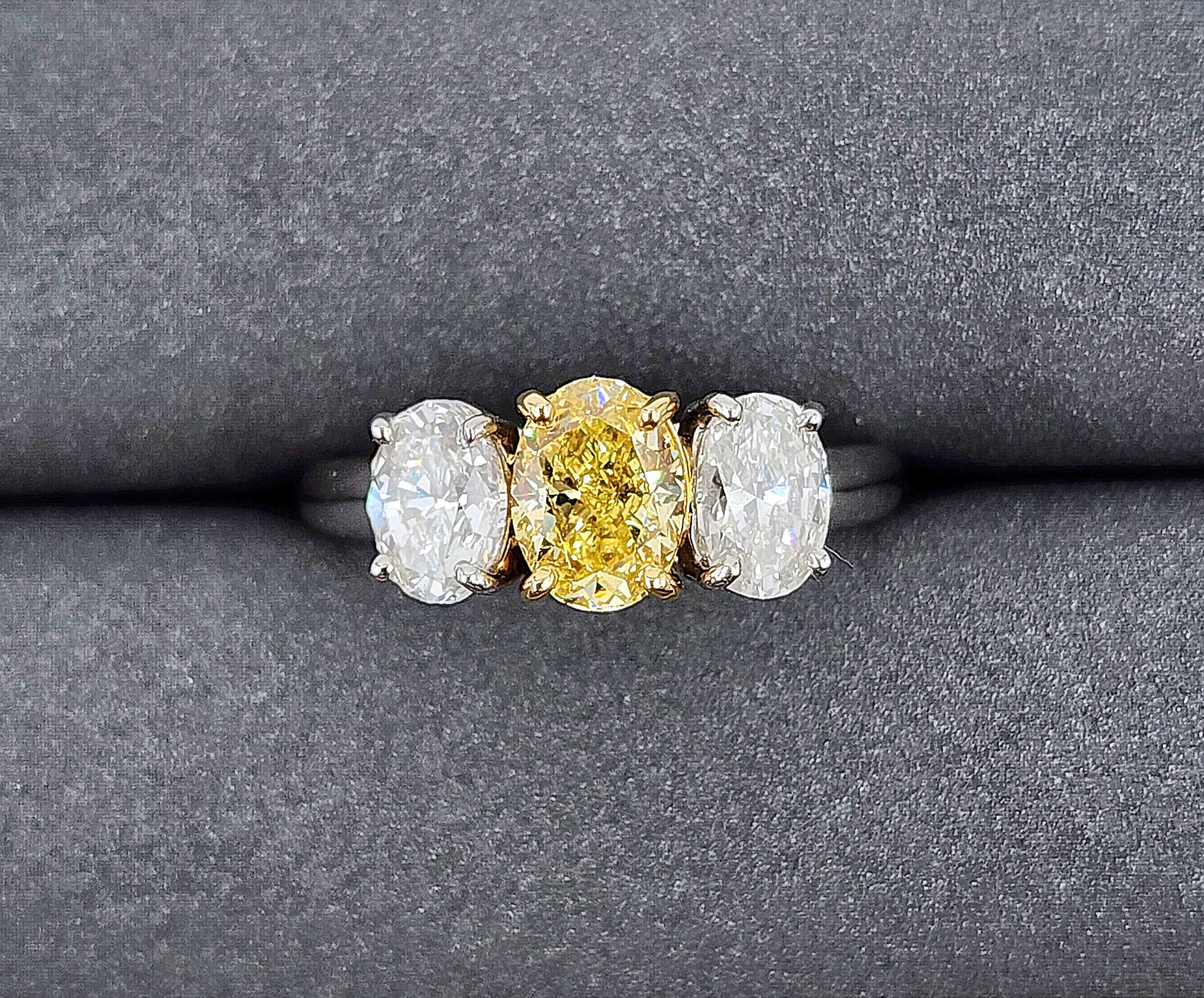 Anillo de diamantes amarillo y blanco ovalado de tres piedras con certificado GIA de 2,21 quilates en venta