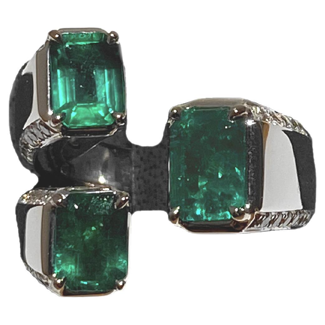 SCAVIA Green Emerald Rectangular Step Cut And Diamonds Pavè 18K White Gold Ring In New Condition For Sale In Rome, IT