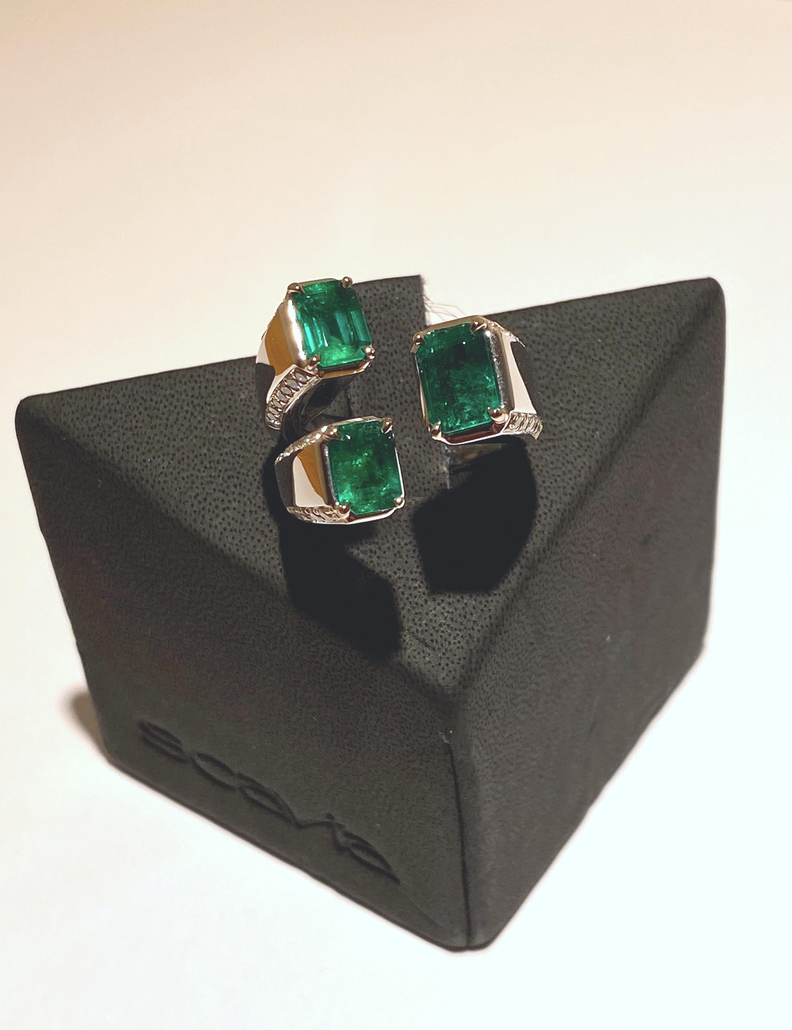 SCAVIA Green Emerald Rectangular Step Cut And Diamonds Pavè 18K White Gold Ring For Sale 3