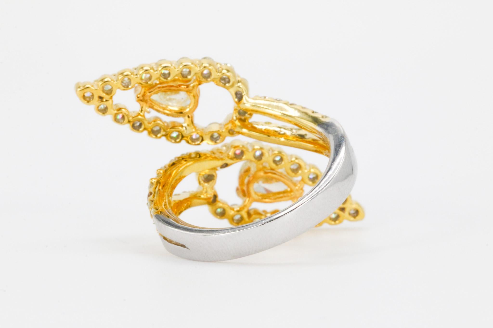 Anello Cocktail con diamante giallo da 2,21 CTW in oro bicolore 18k

Questo anello in oro bianco e giallo 18 carati, dal design unico e sorprendente, presenta un'elegante combinazione di geometrie ispirate alla pera e brillanti scintille. Con oltre