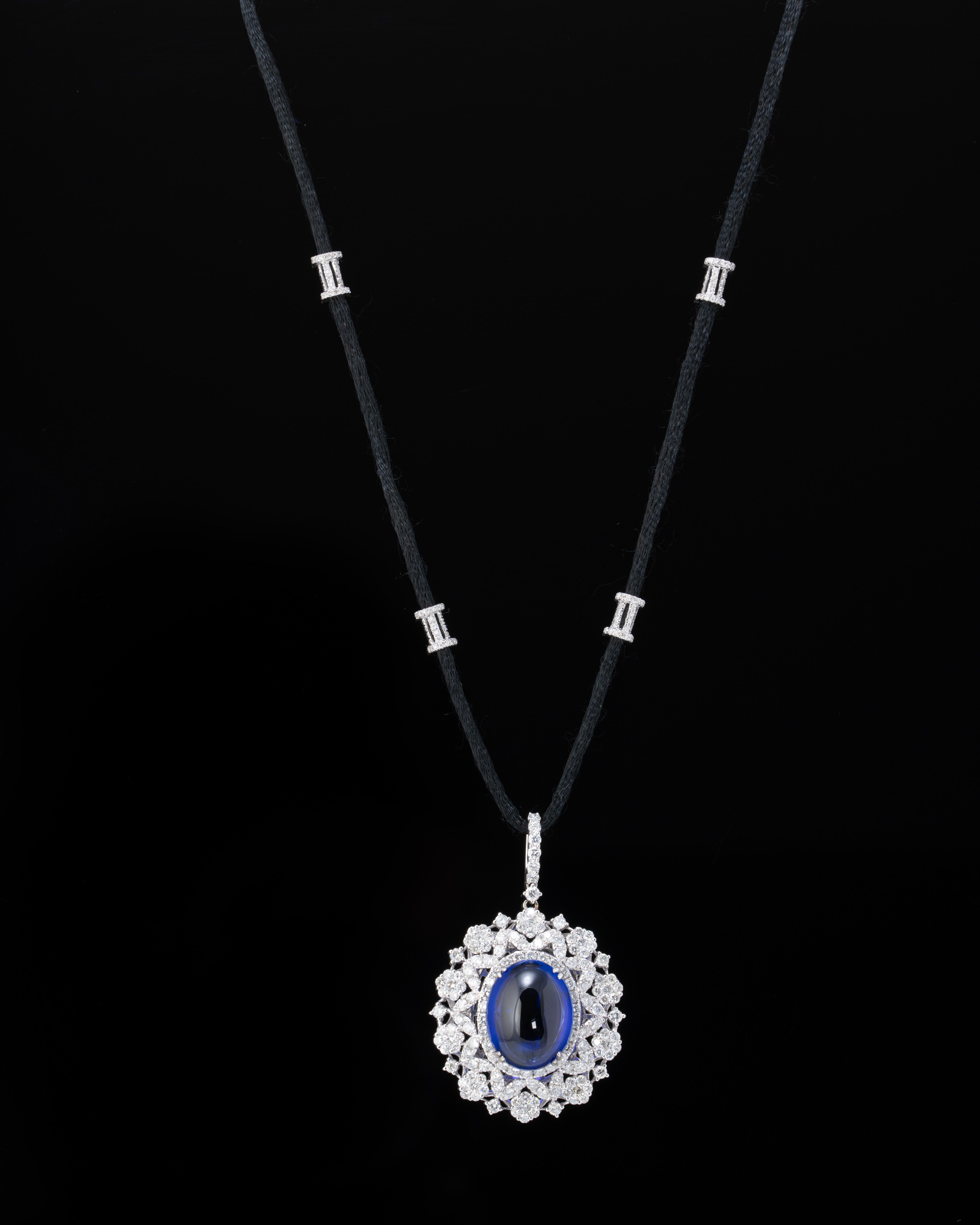 Art déco Collier pendentif en tanzanite cabochon de 22,12 carats et diamants en vente