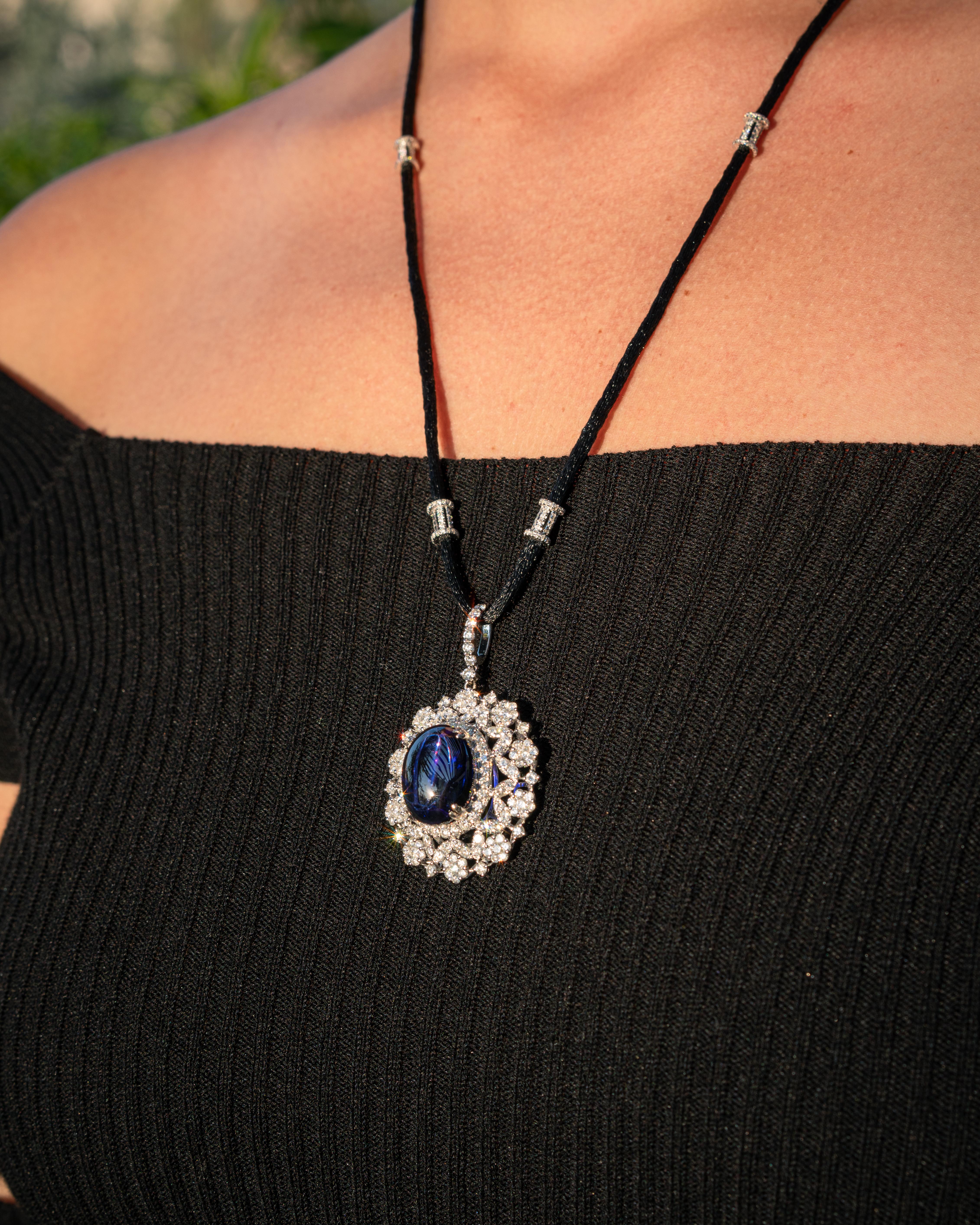 Collana con ciondolo di tanzanite cabochon e diamanti da 22,12 carati In condizioni Nuovo in vendita a Bangkok, Thailand