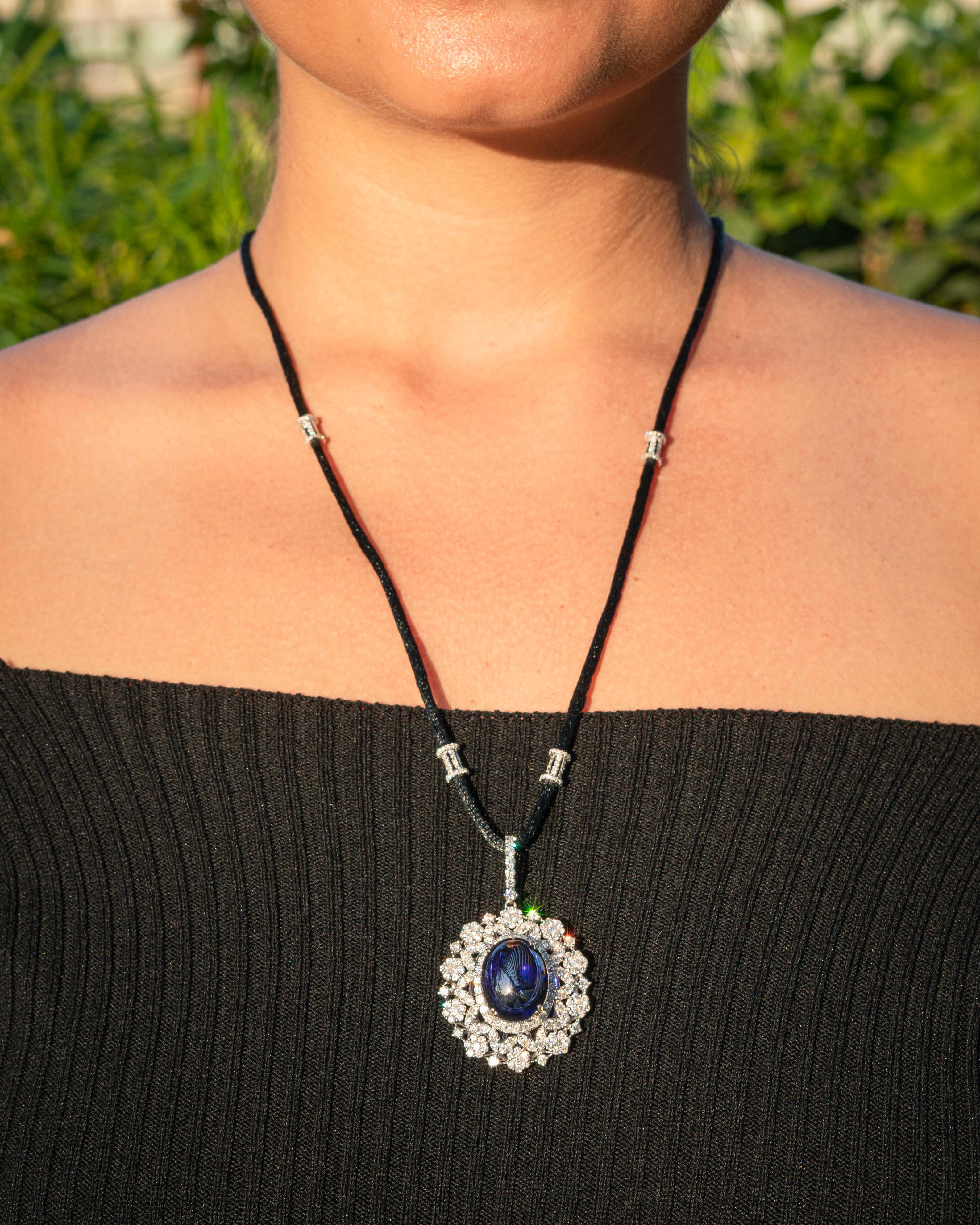 Donna Collana con ciondolo di tanzanite cabochon e diamanti da 22,12 carati in vendita