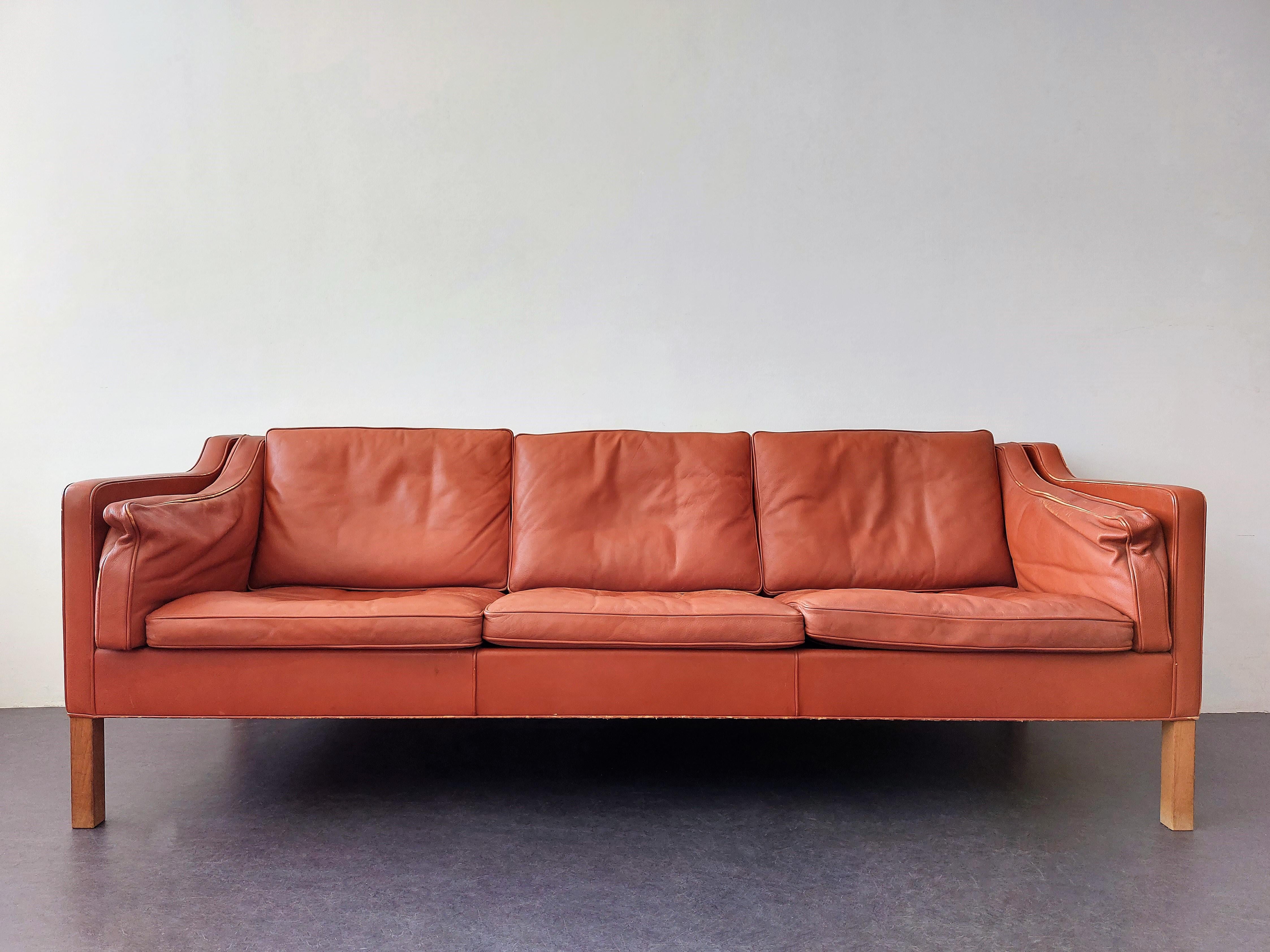 This famous and beautiful shaped 3-seater sofa, model 2213, was designed by Børge Mogensen for Fredericia Furniture in Denmark in 1962. Mogensen designed this sofa for his own living room. With a length of 222 cm, the sofa was sized exactly so that