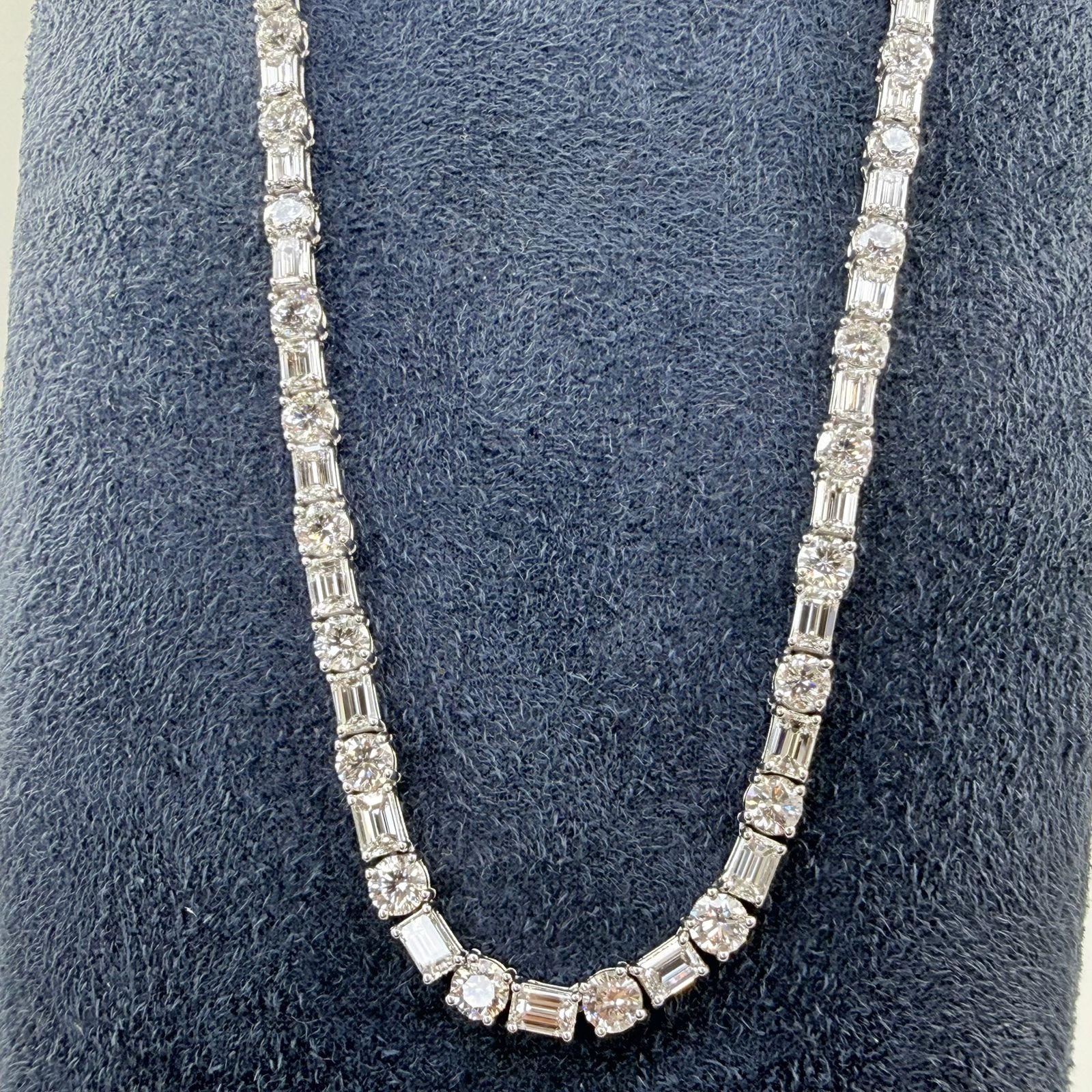 Collar de tenis de oro blanco de 14 quilates con diamantes redondos y talla esmeralda de 22,15 quilates en Nuevo estado para la venta en New York, NY