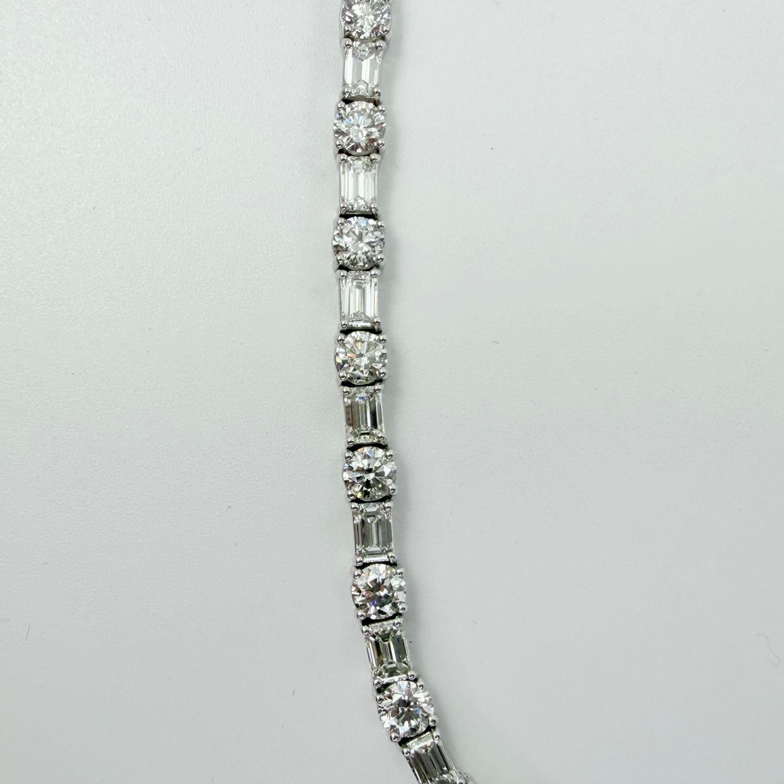 Femenino o masculino Collar de tenis de oro blanco de 14 quilates con diamantes redondos y talla esmeralda de 22,15 quilates en venta