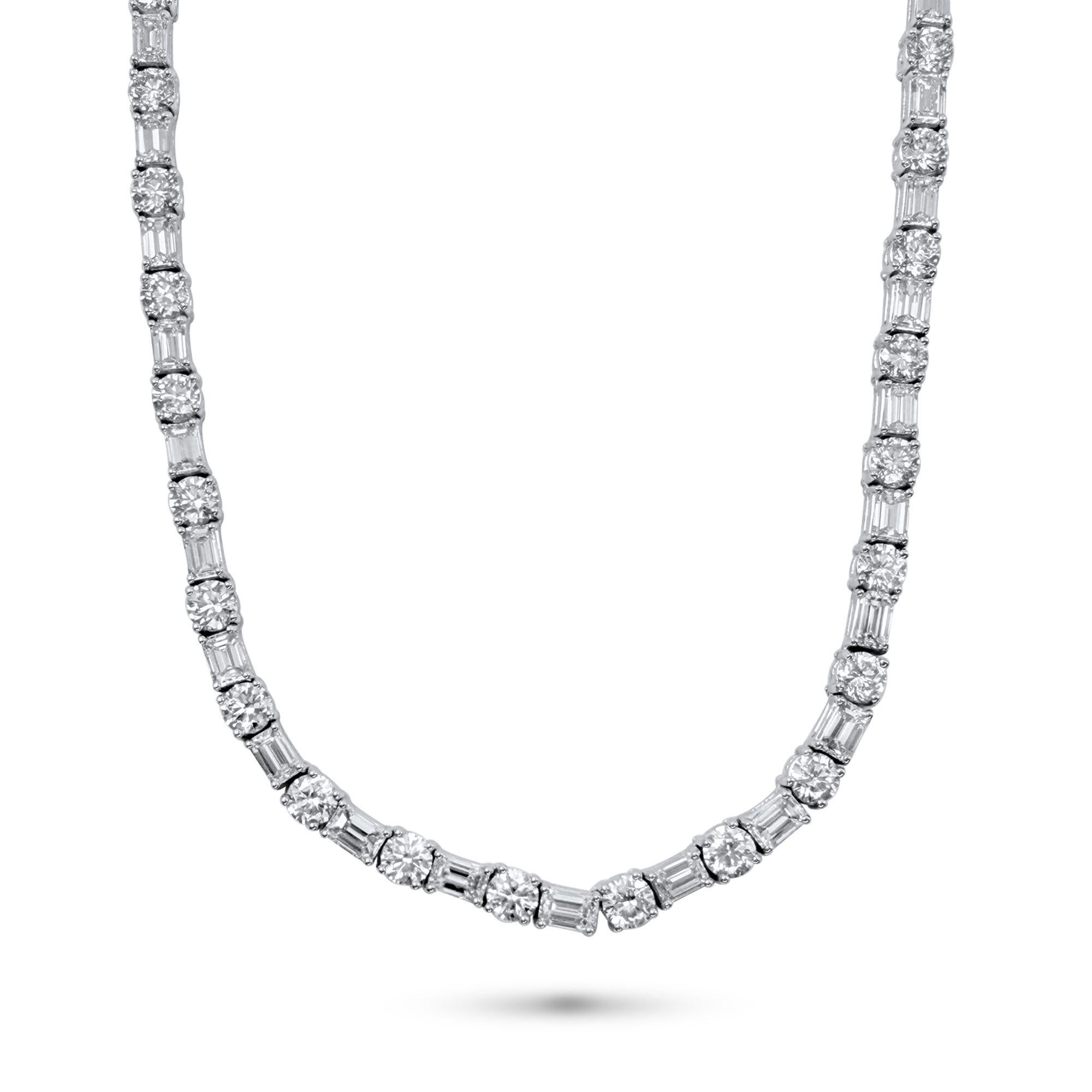 Collar de tenis de oro blanco de 14 quilates con diamantes redondos y talla esmeralda de 22,15 quilates en venta 1