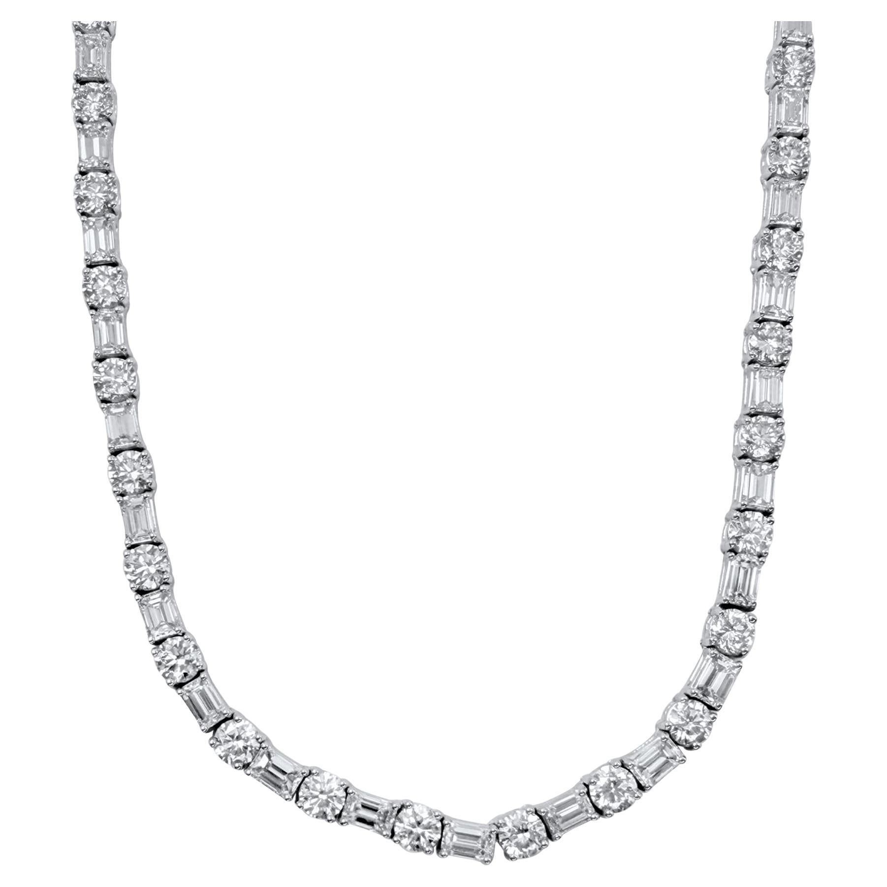 Collier de tennis en or blanc 14 carats serti de diamants ronds et d
émeraudes de 22,15 carats