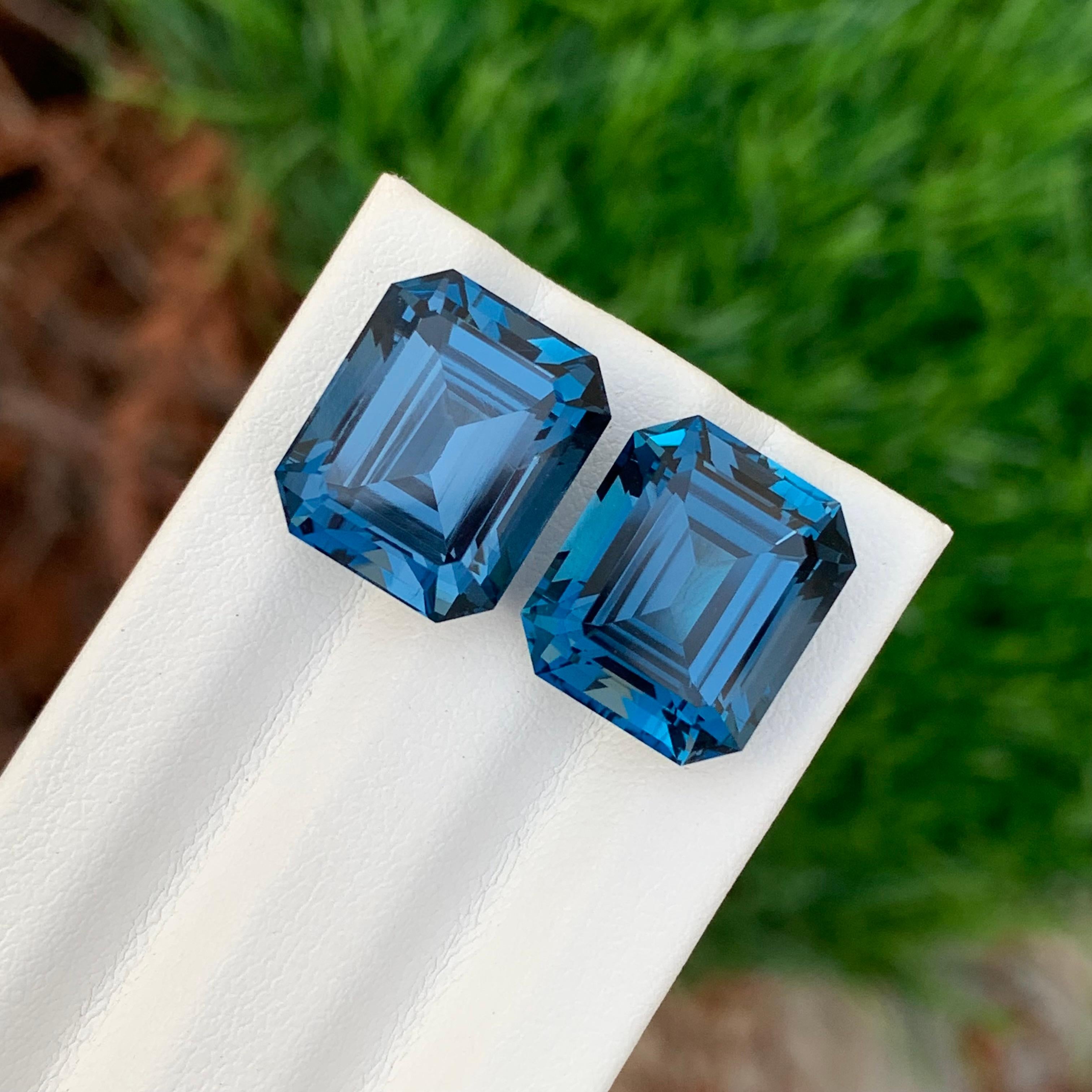 22,15 Karat Atemberaubender Facettierter Londoner Blautopas Paar Smaragd Form Edelstein im Angebot 5