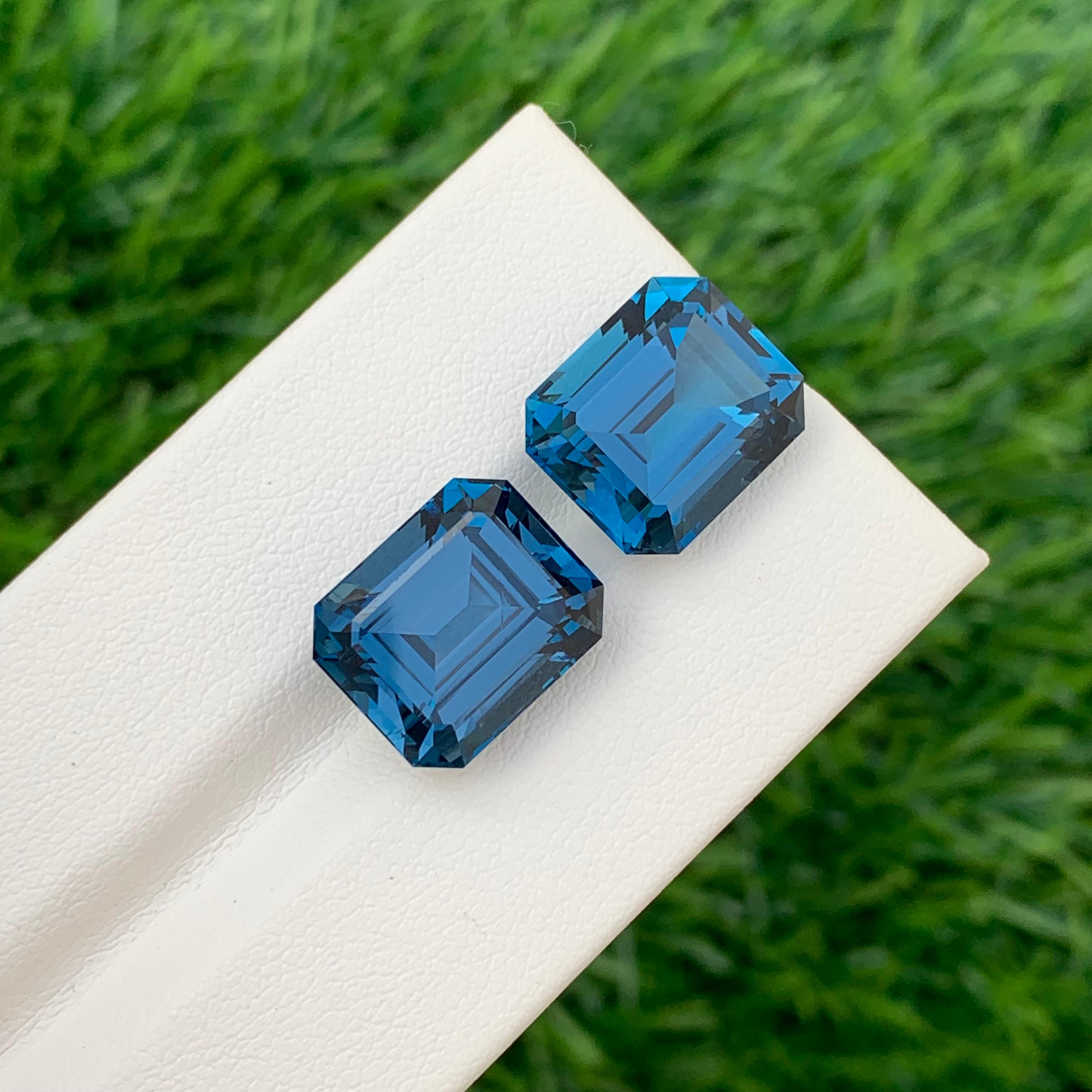 Loser Londoner Blautopas Paar 

Gewicht: 22,15 Karat
Abmessung: 13 x 10.8 x 8.7 Mm und 
                    12.9 x 10.9 x 8.1 Mm 
Herkunft: Brasilien
Die Form: Smaragd 
Farbe: Tiefblau
Zertifikat: Auf Kundenwunsch

Der Londoner Blautopas ist eine