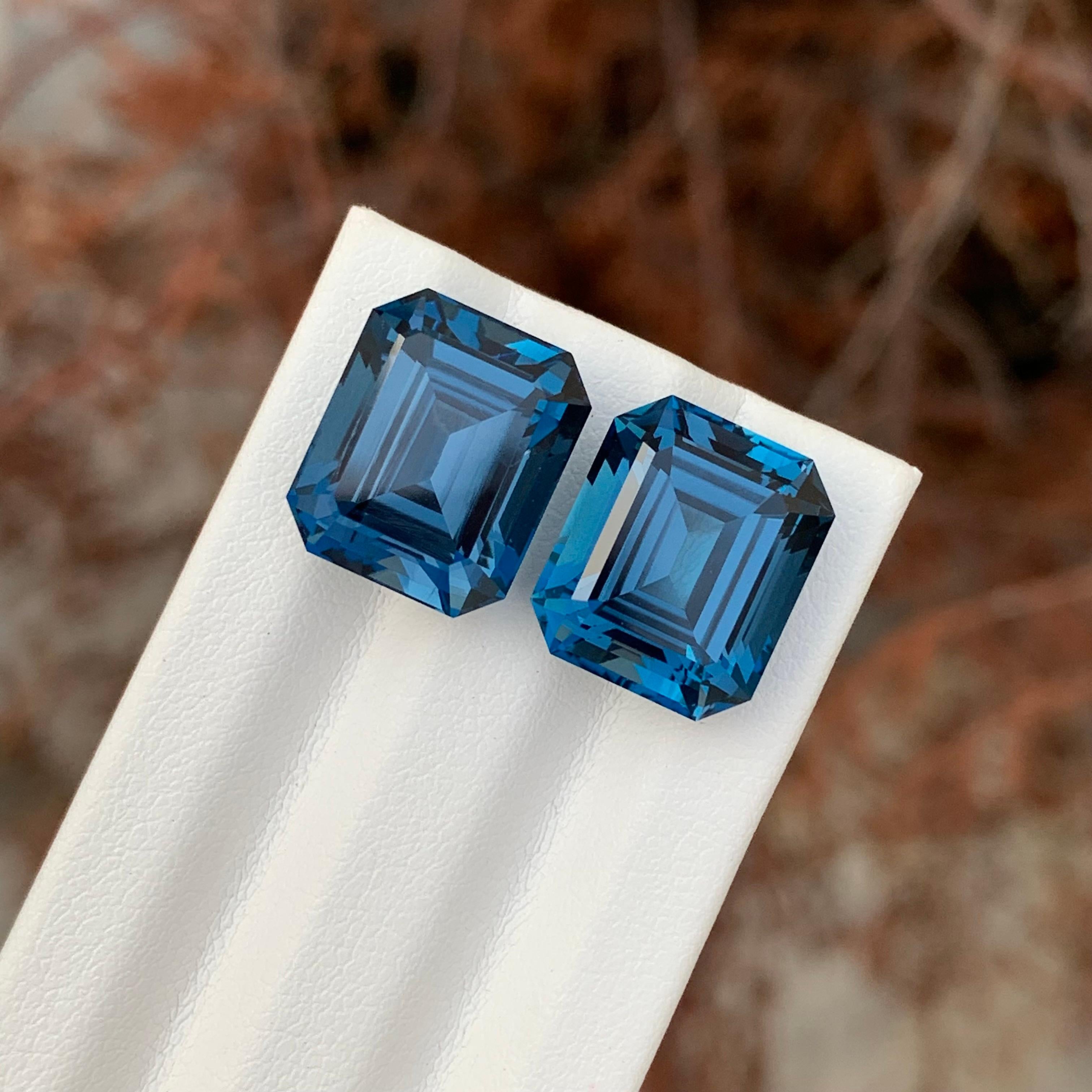 22,15 Karat Atemberaubender Facettierter Londoner Blautopas Paar Smaragd Form Edelstein (Arts and Crafts) im Angebot