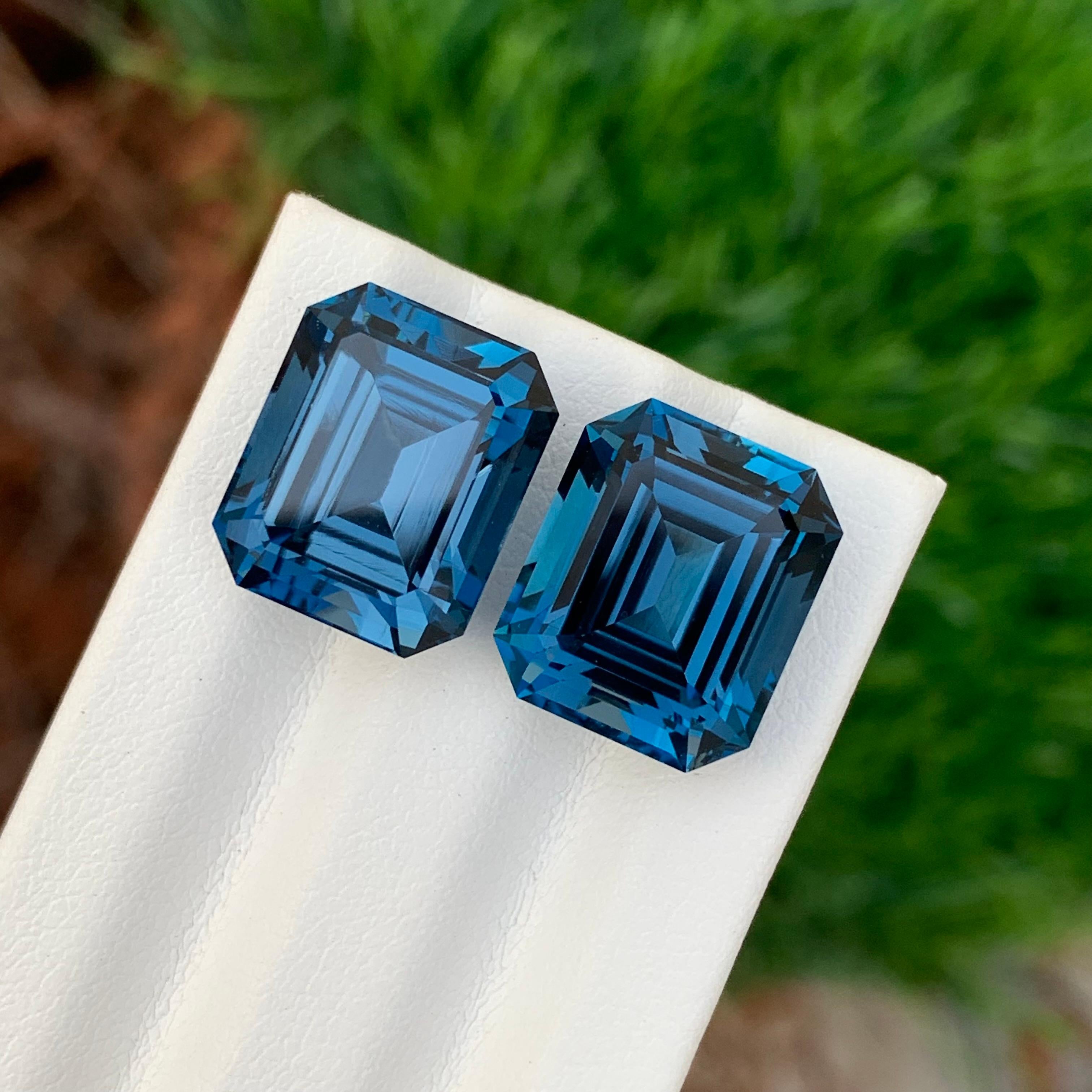 22,15 Karat Atemberaubender Facettierter Londoner Blautopas Paar Smaragd Form Edelstein (Smaragdschliff) im Angebot