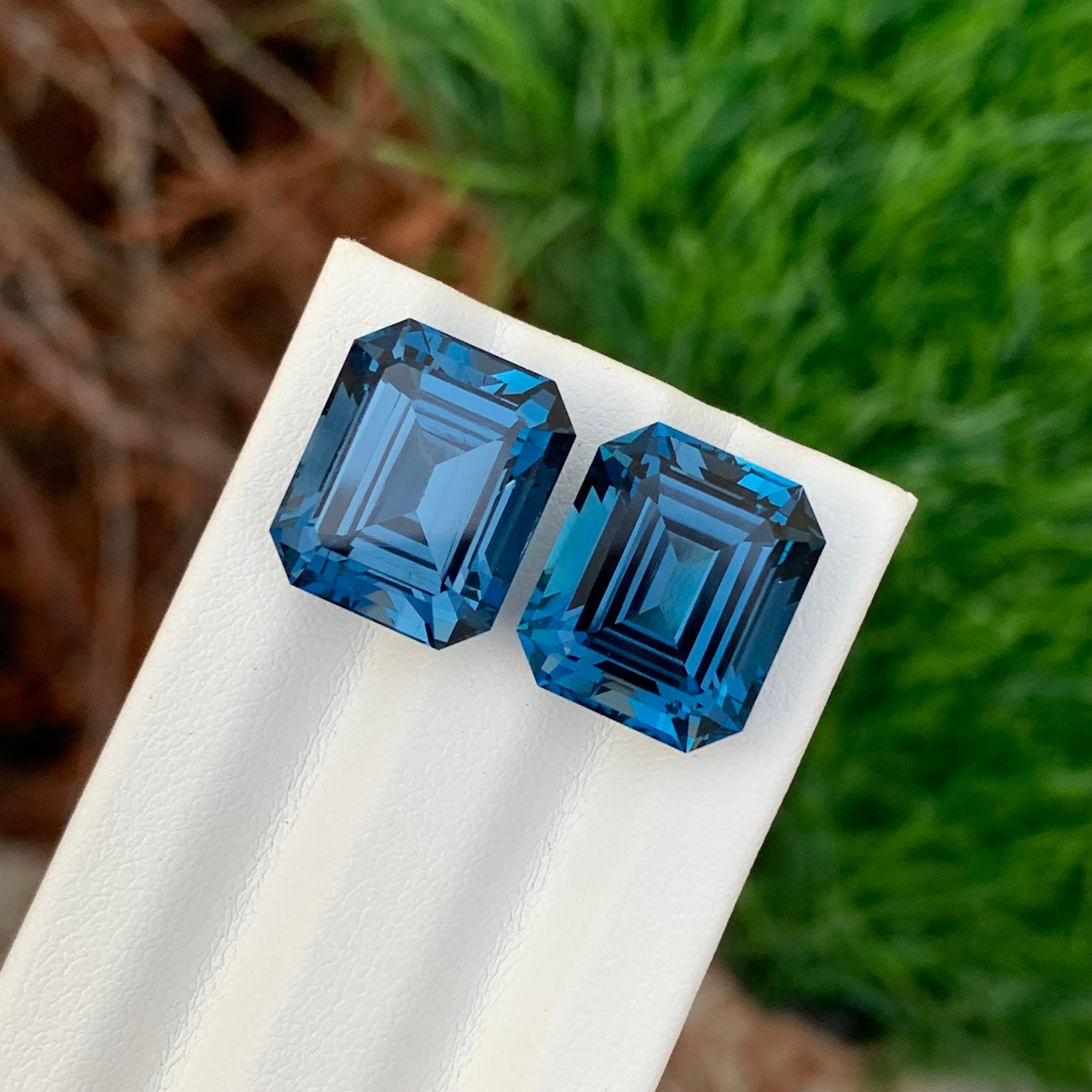 22,15 Karat Atemberaubender Facettierter Londoner Blautopas Paar Smaragd Form Edelstein für Damen oder Herren im Angebot