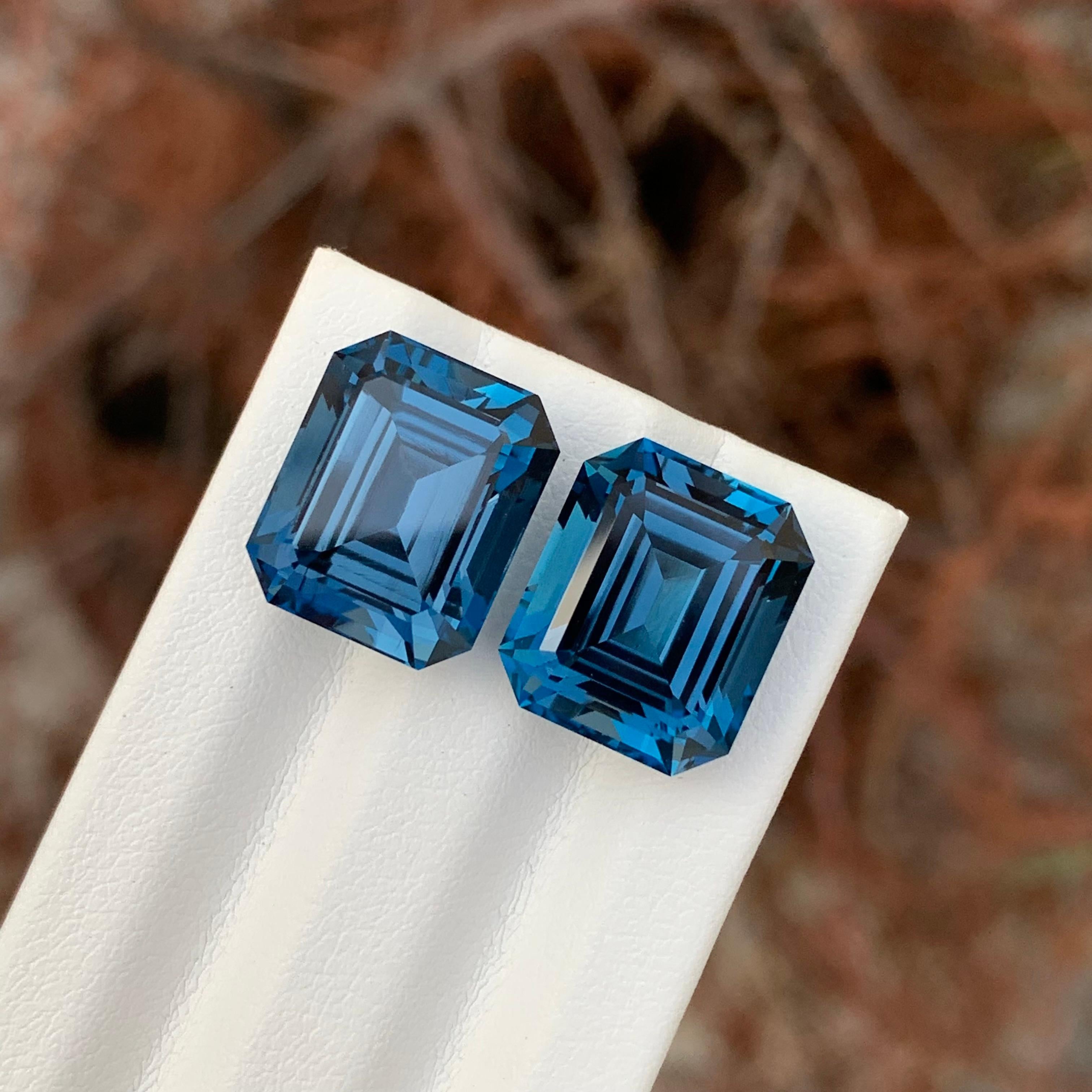 22,15 Karat Atemberaubender Facettierter Londoner Blautopas Paar Smaragd Form Edelstein im Angebot 1