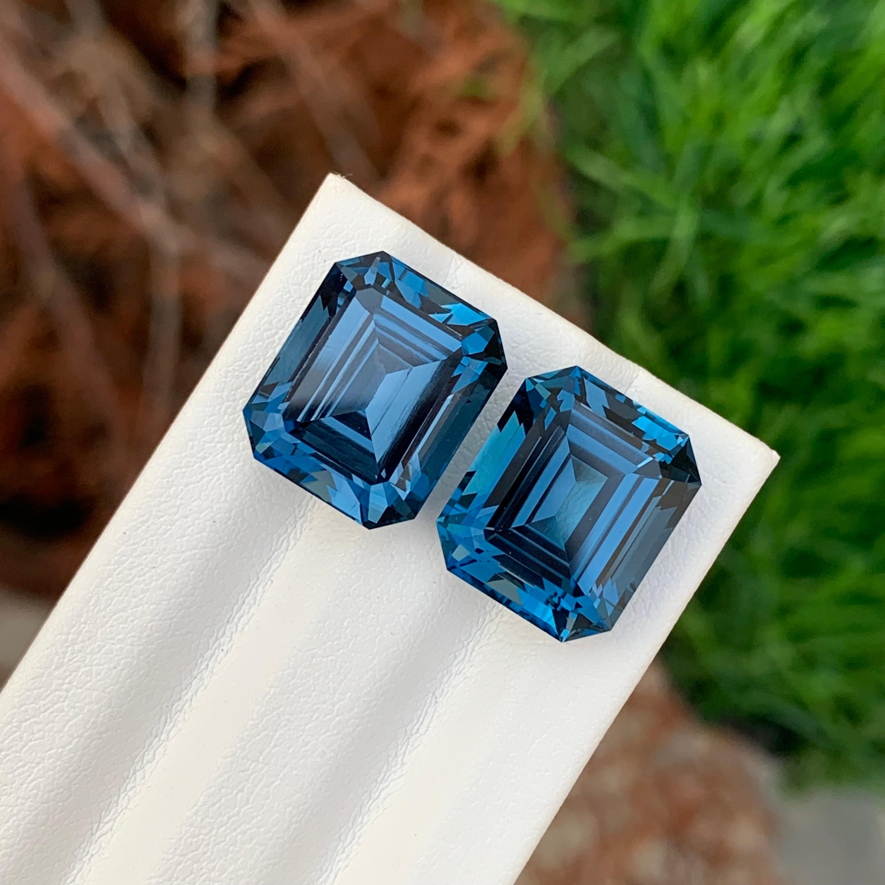 22,15 Karat Atemberaubender Facettierter Londoner Blautopas Paar Smaragd Form Edelstein im Angebot 3