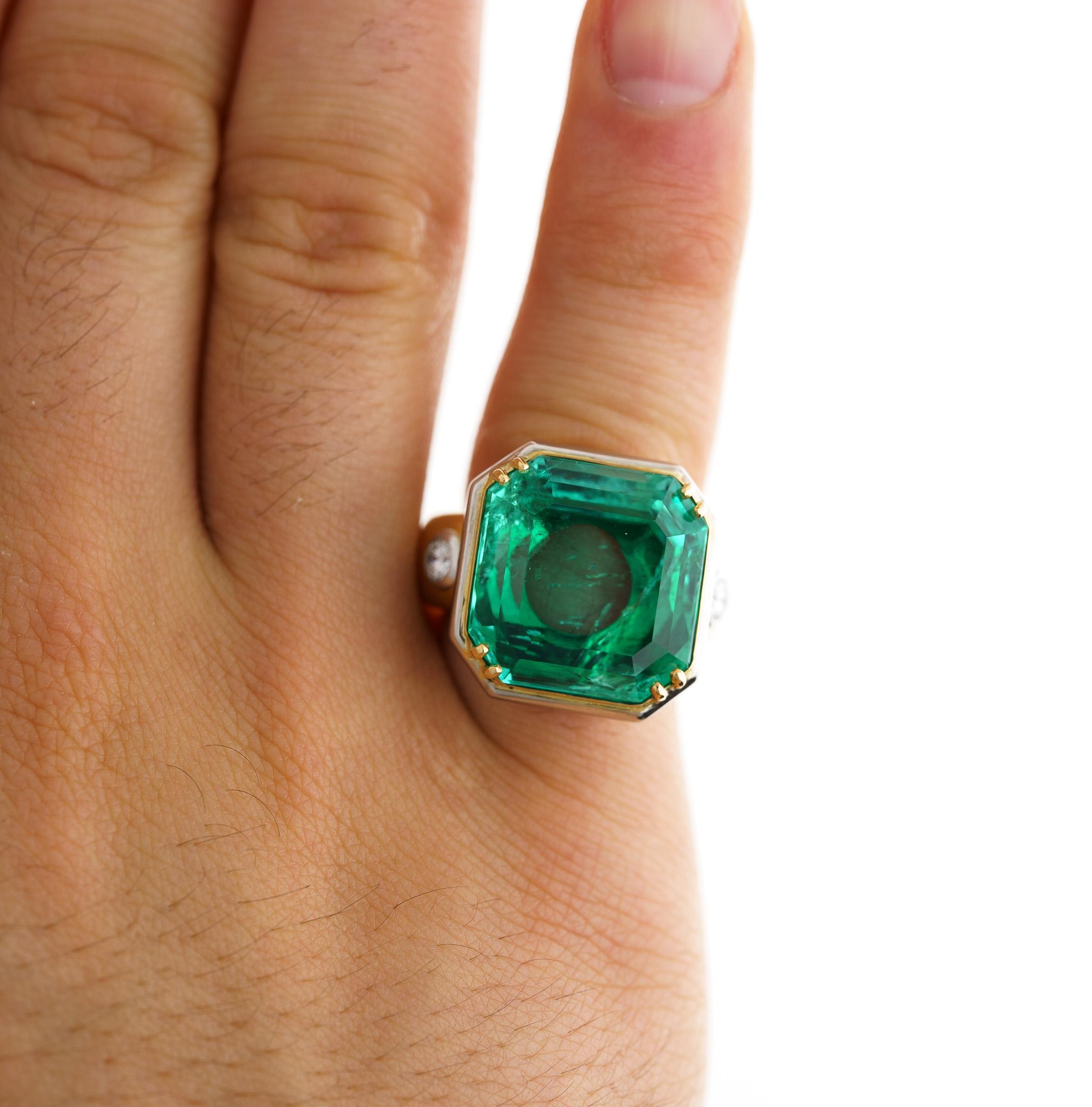 Contemporary 22.18 Carat Colombian Emerald Bezel 18K Gold Vintage Ring For Sale