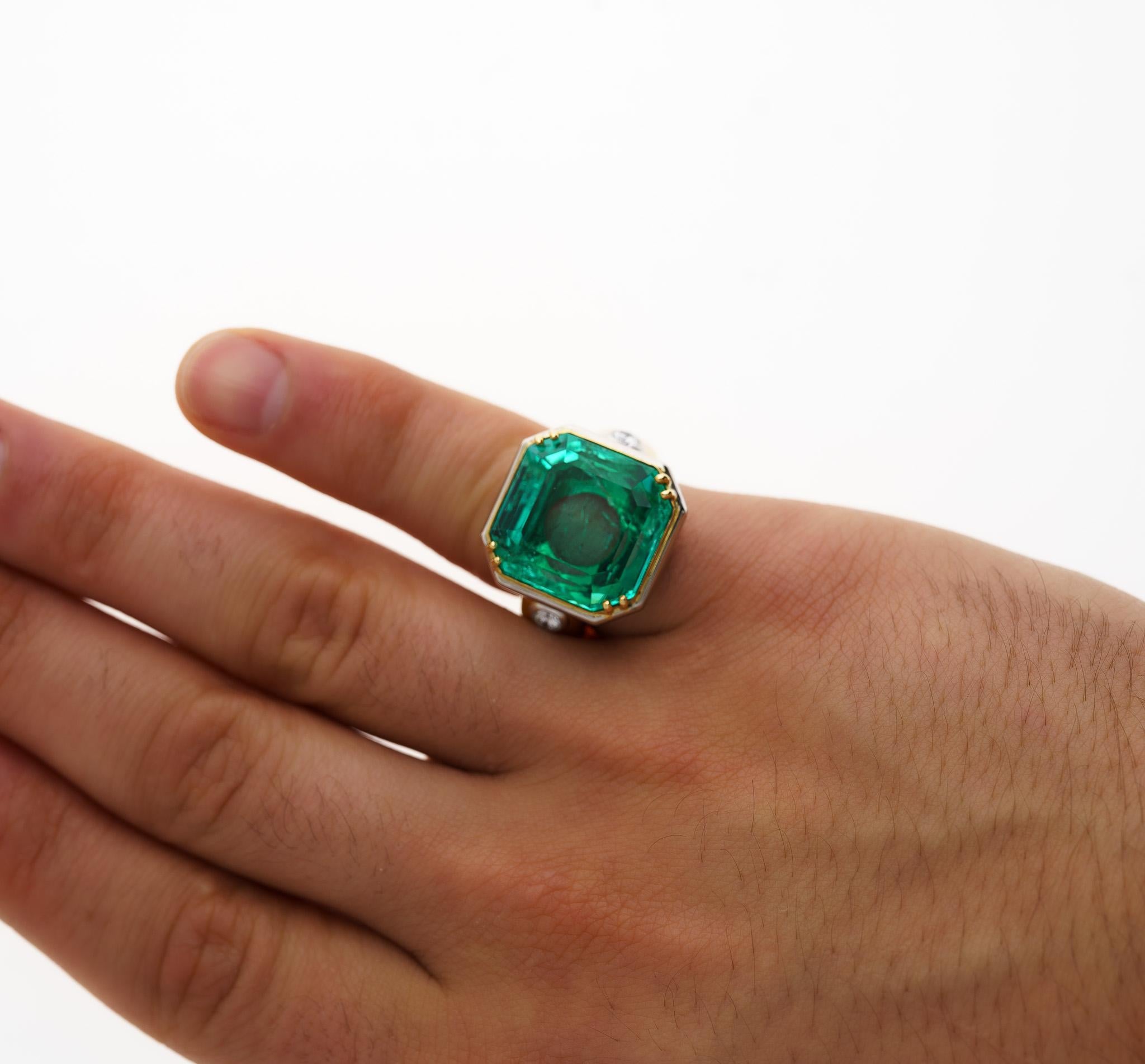 Contemporary 22.18 Carat Colombian Emerald Bezel 18K Gold Vintage Ring For Sale