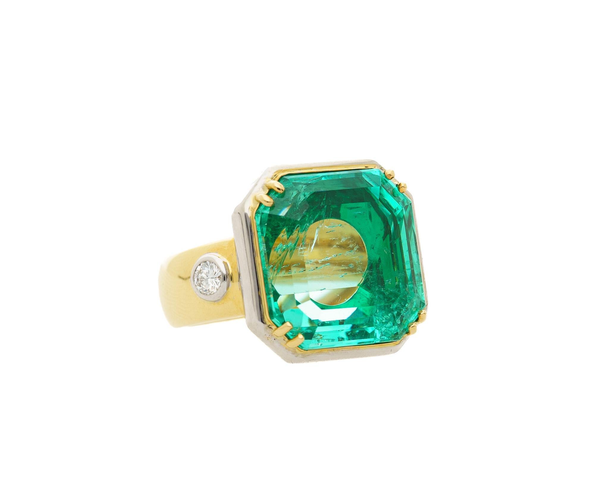 22.18 Carat Colombian Emerald Bezel 18K Gold Vintage Ring For Sale 2