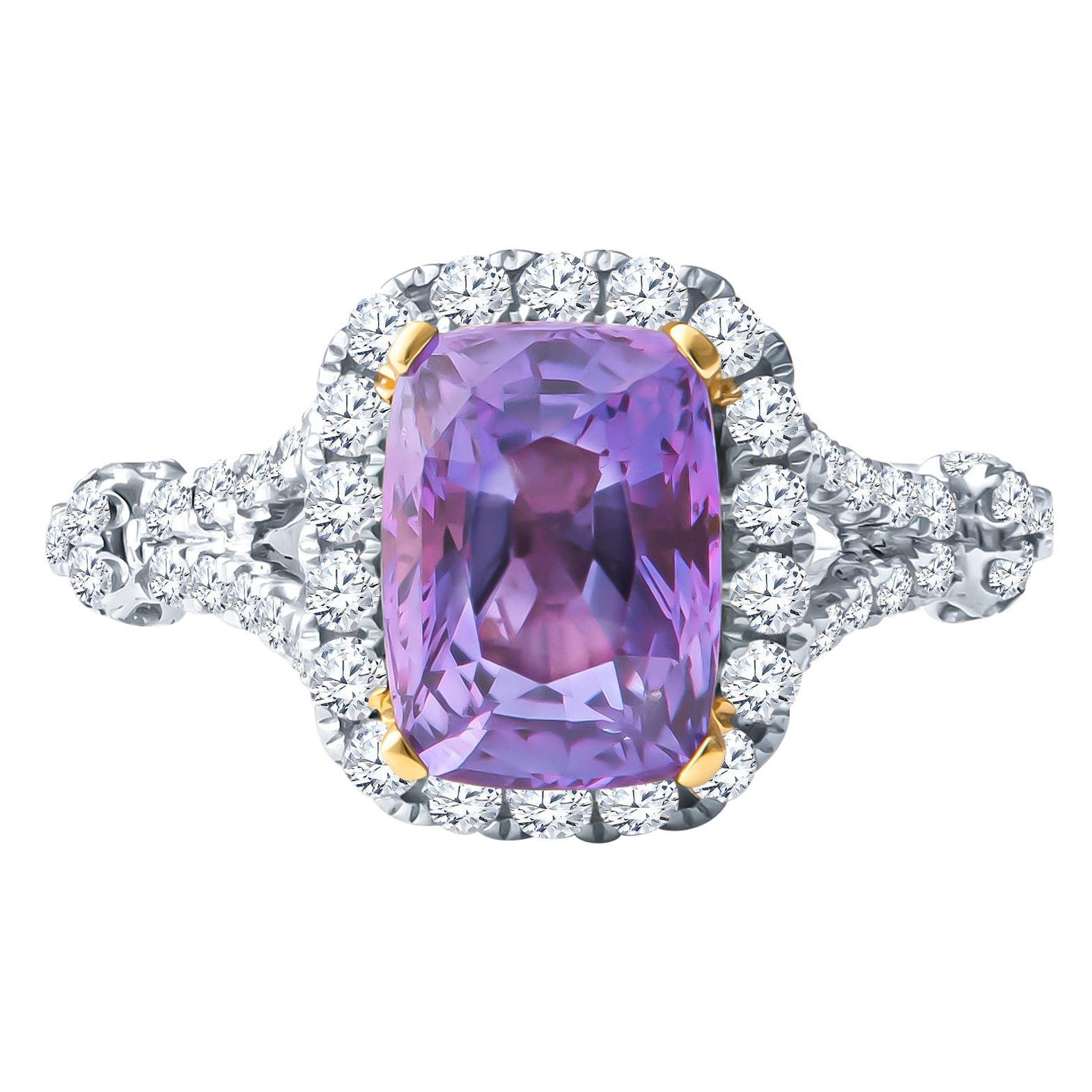 Zweifarbiger Goldring mit 2,21 Karat lila Saphir im Kissenschliff und 0,87 Karat rundem Diamant Halo