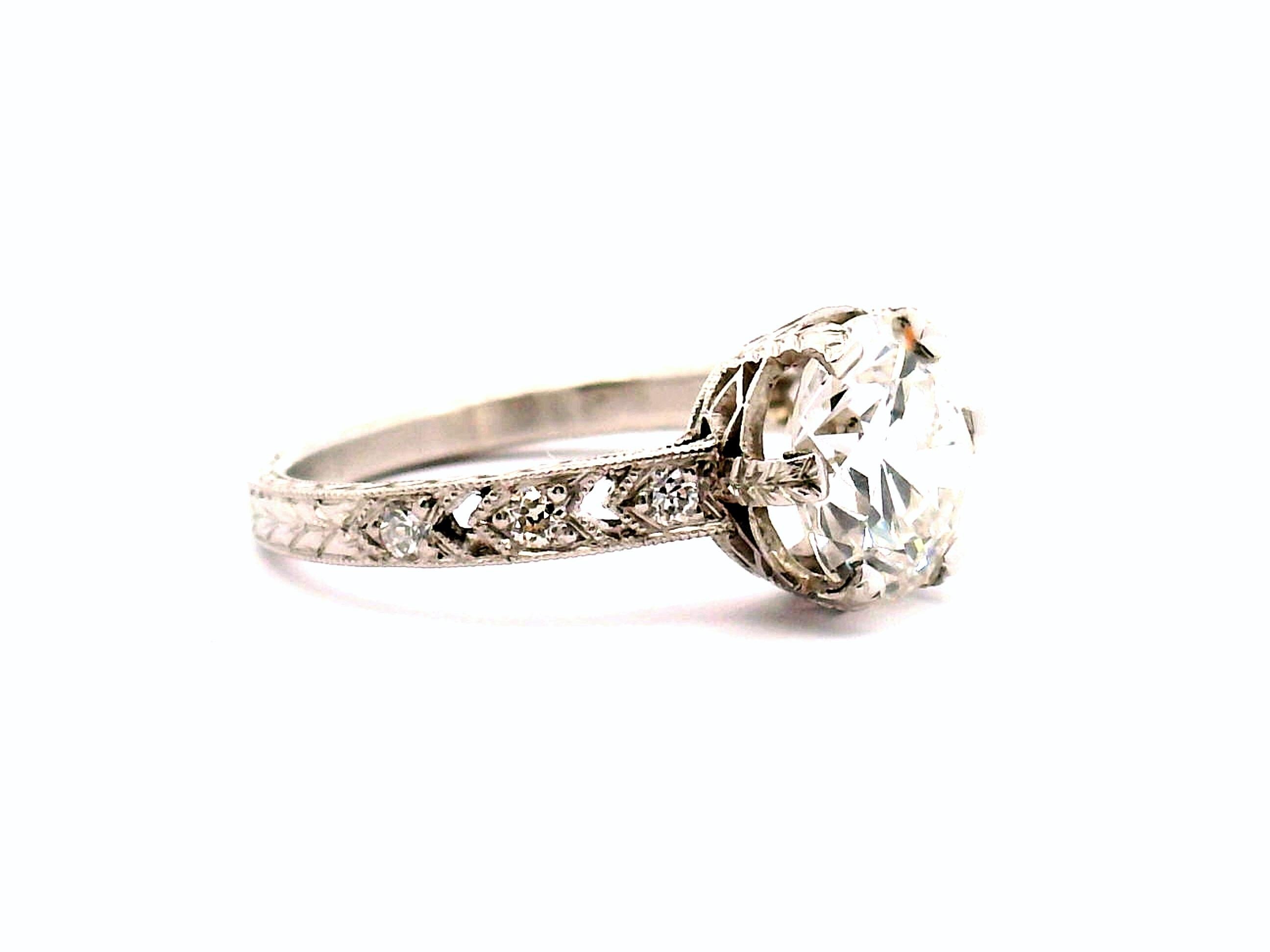 Damenring aus Platin mit kranzförmigem Band und 3 Diamanten auf jeder Seite. Mit einem alt-europäischen Diamanten in der Mitte. 

Zentraler Diamant 2,21ct. 

Reinheitsgrad ist SI1 
Der Farbgrad ist G

6 seitliche Diamanten

 Platin 4,2 Gramm  

