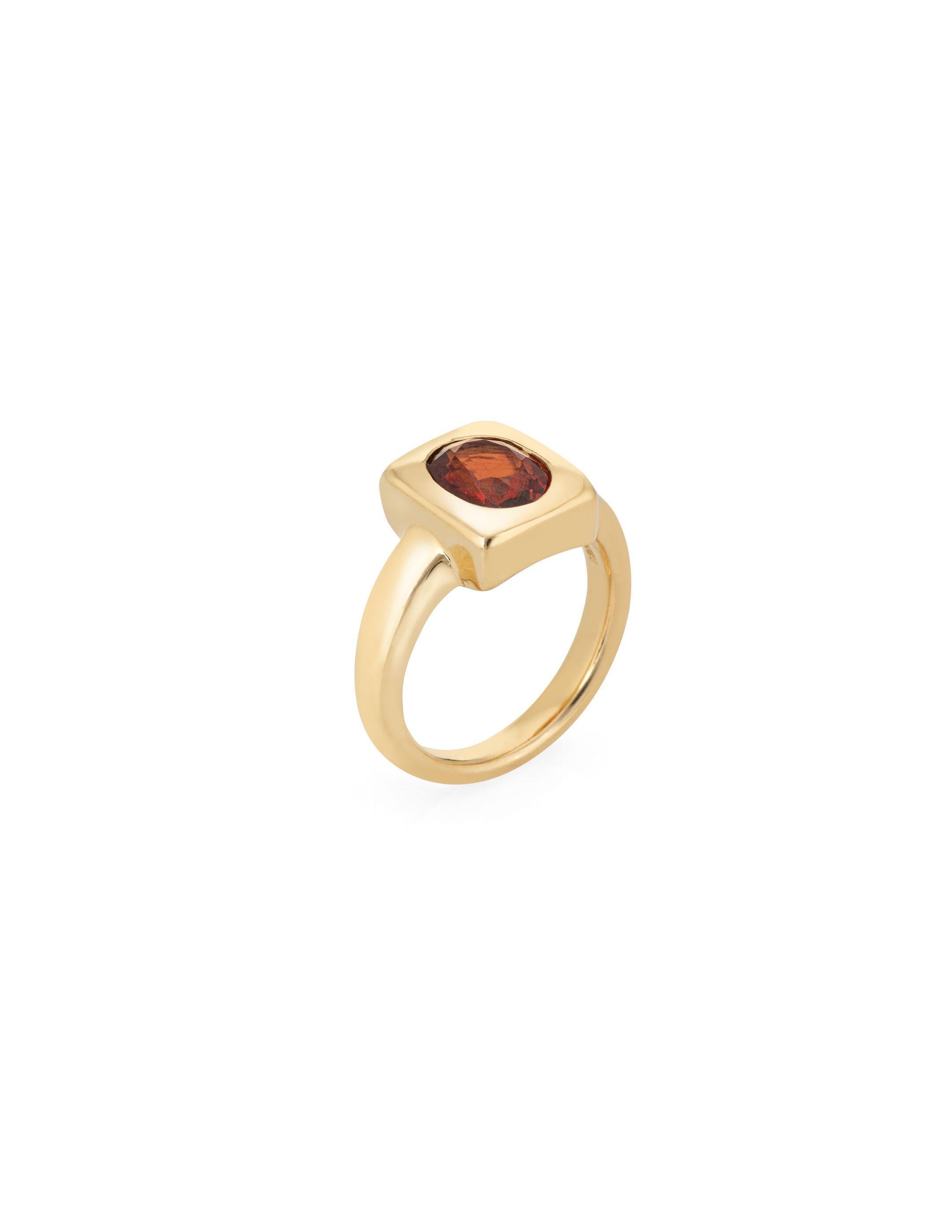 Ein klassischer Ring mit einem Spessartit-Granat im Ovalschliff von 2,21 Karat.  Dieser einzigartige Stein ist in 18 Karat Gelbgold auf einem Band eingefasst, das sich auf 3 mm verjüngt. Der Spessartin-Granat misst 8 mm x 6 mm. Dieser Ring ist ein