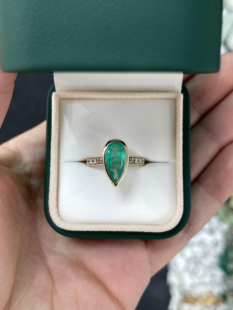 Women's 2.21tcw 14K Pear Cut Emerald & Diamond Accent Engagement Ring for May Wife For Sale