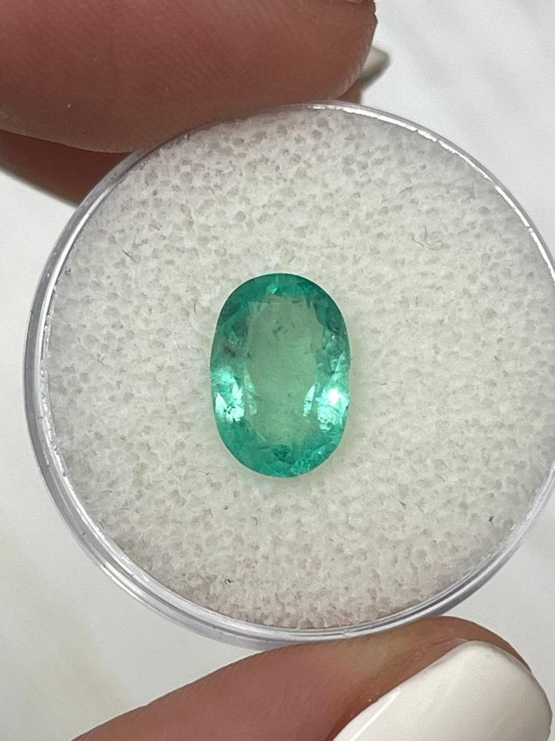 Stein: Smaragd
Gewicht: 2,22 Karat
Form: Ovaler Schliff
Klarheit: Transparent
Lüster: Sehr gut
Farbe: Hellbläuliches Grün
Abmessungen: 10,49 mm x 7,26 mm x 4,43 mm
Geografische Herkunft: Kolumbien
Behandlung: Natürlich, Ölen

Anmerkungen: Aufgrund