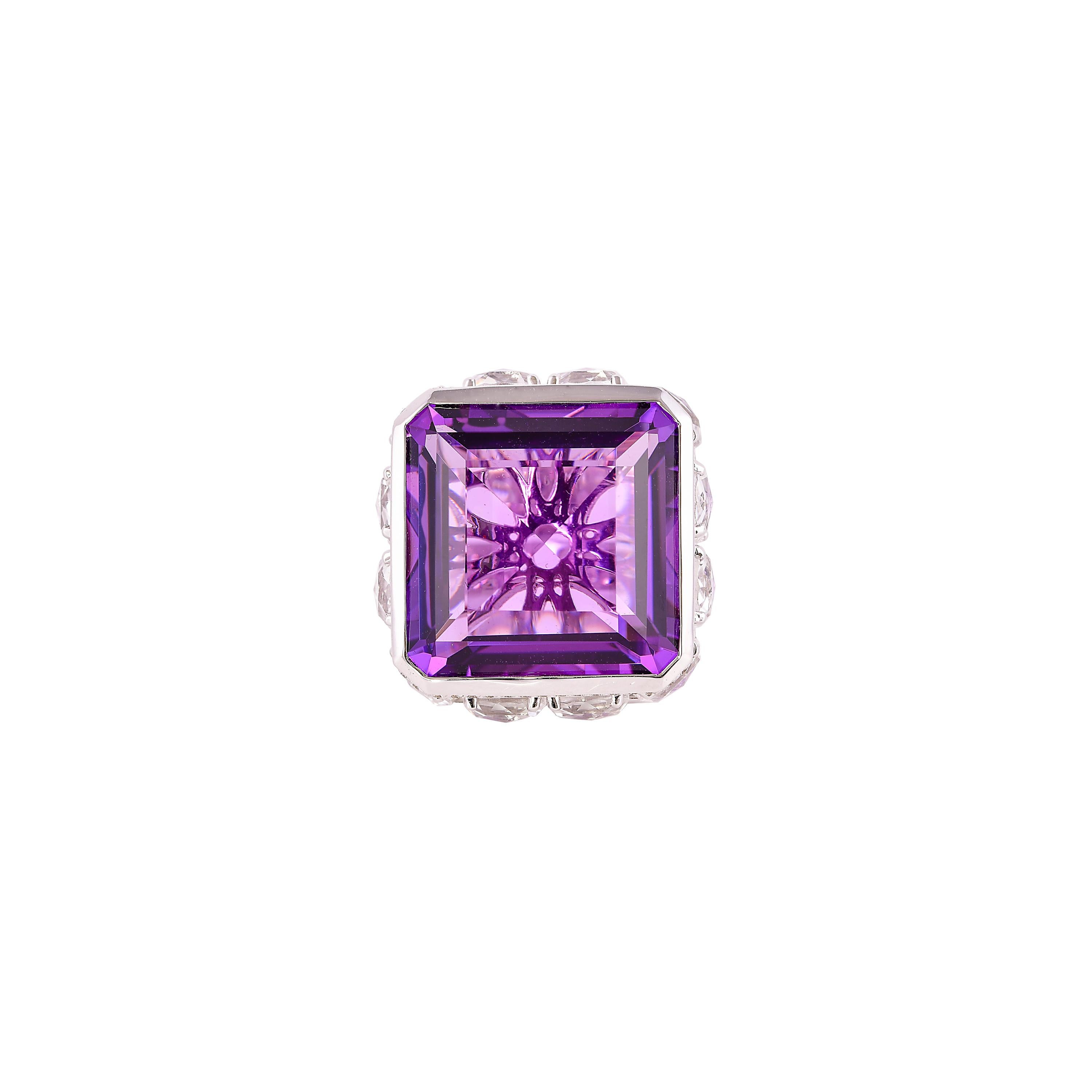 Sunita Nahata présente une bague cocktail en améthyste de 22 carats, étonnante et royale. La superbe pierre centrale est posée sur une grappe de diamants et un charmant quartz de cristal. L'architecture unique de construction et de combinaison de