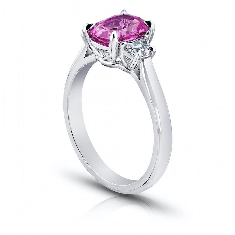 2.22 Karat Pink Cushion Sapphire mit Halbmondform Diamanten .34 Karat in Platin Ring gesetzt.