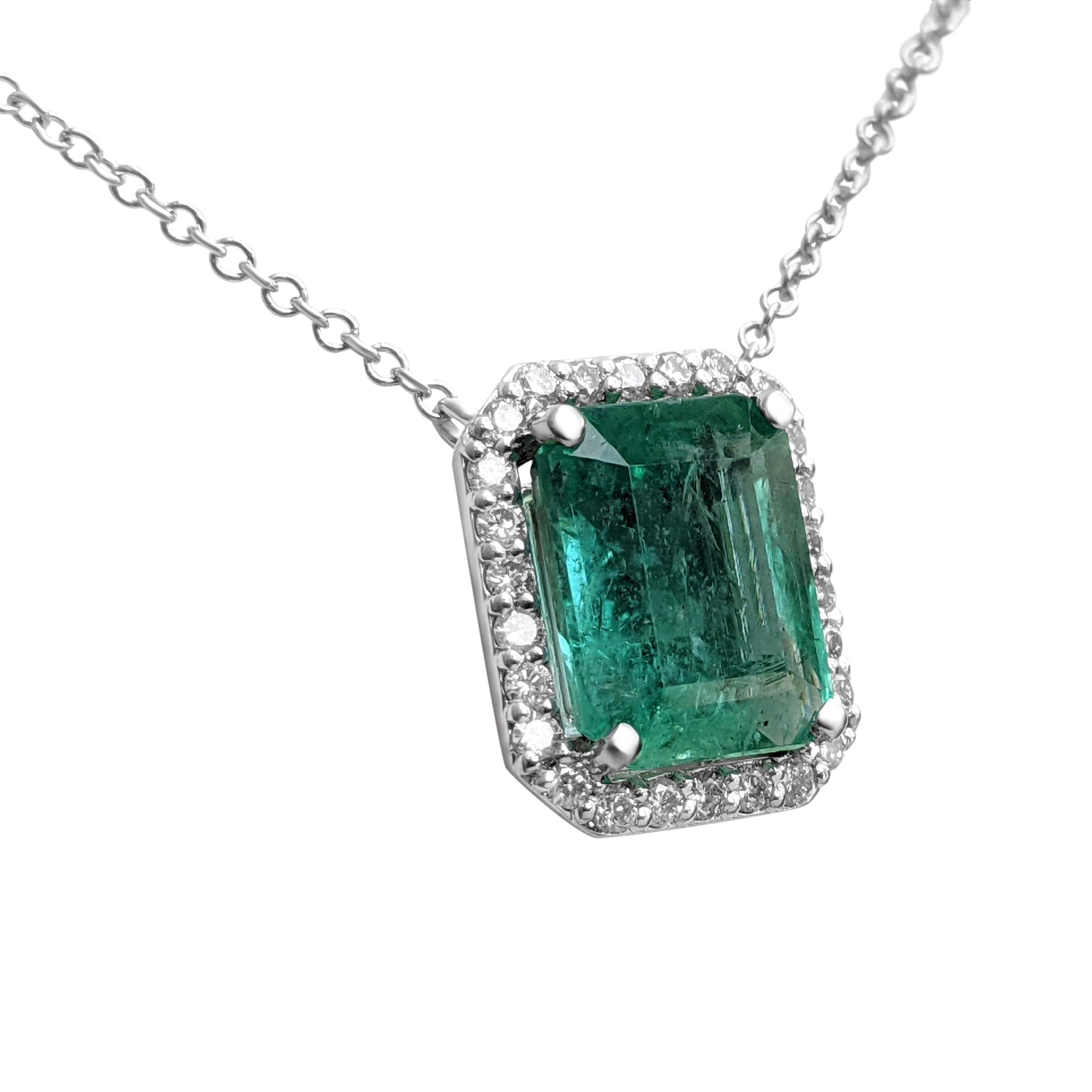 Verpassen Sie nicht Ihre Chance, diese einzigartige und exquisite Anhänger-Halskette aus hochwertigem Smaragd zu besitzen.

Zentrum Smaragd Stein:
Gewicht: 2,22 ct
Farbe: Grün
Form: Smaragd-Schliff

Seitensteine:
0.24 cttw, F-G, VS