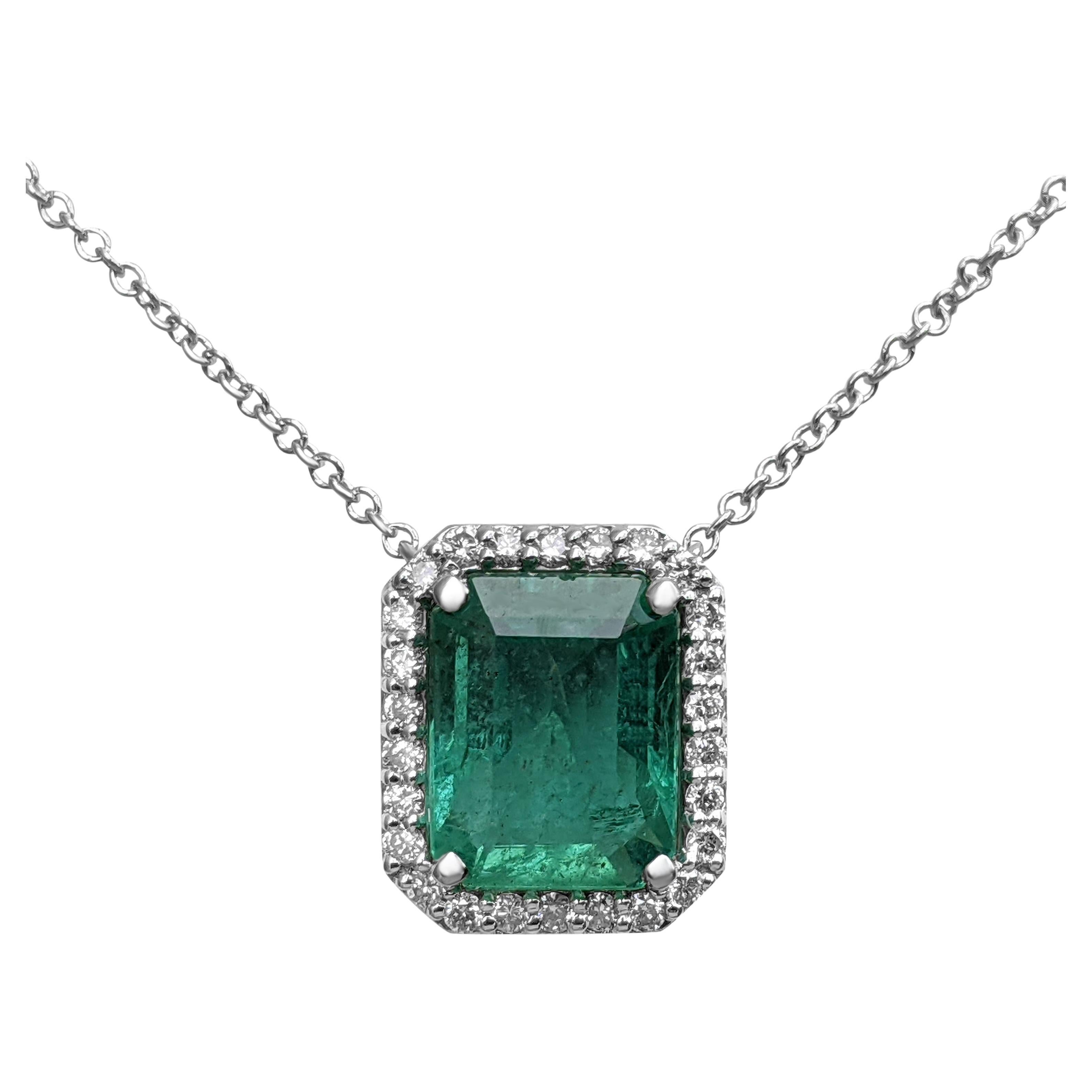 2,22 Karat Smaragd und 0,24 Karat Diamanten - 14 Kt. Weißgold - Halskette mit Anhänger