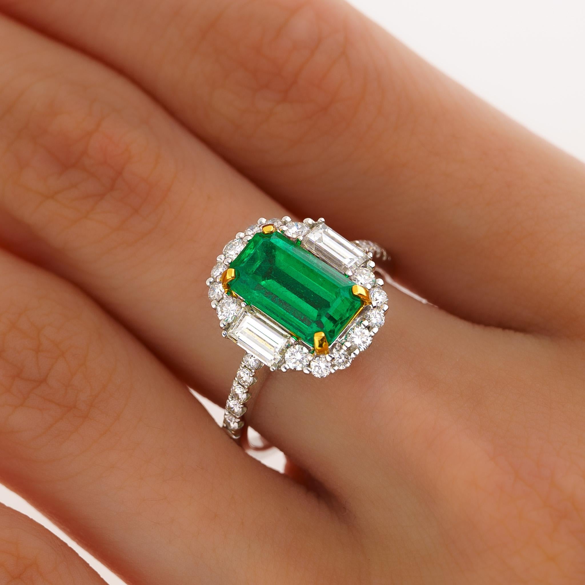 2,22 Karat natürlicher kolumbianischer Smaragd und Diamantring. Im Mittelpunkt steht ein glänzender Smaragd im Smaragdschliff mit den Maßen 10,3 x 6 MM, eine begehrte längliche Form, die die Länge des Fingers anmutig hervorhebt.

Der Smaragd wird
