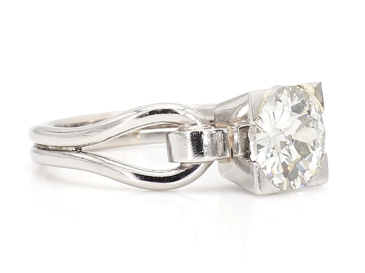 La bague solitaire en diamant est un bijou exquis conçu pour conquérir les cœurs grâce à son élégance intemporelle. Réalisée en or blanc massif 18k, cette bague met en valeur un éblouissant diamant de taille ronde, élégamment serti dans une monture