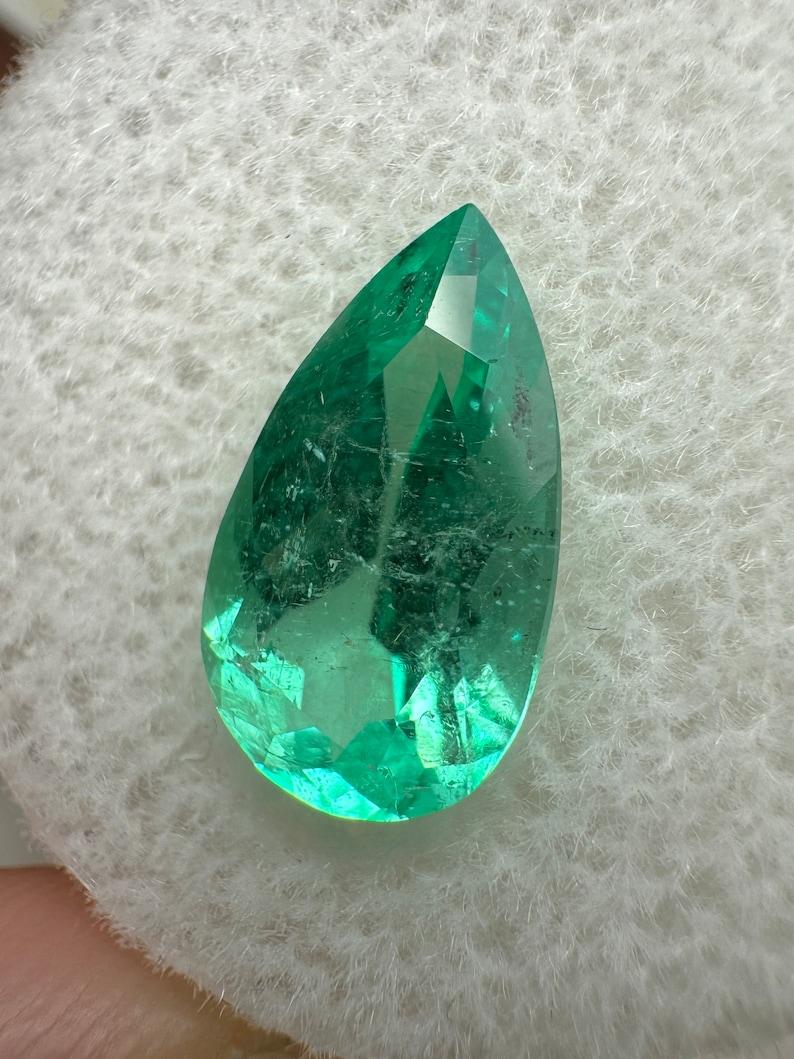 Stein: Smaragd
Gewicht: 2,22 Karat
Form: Birnenschliff
Klarheit: Transparent
Lüster: Sehr gut
Farbe: Medium Hellgrün
Abmessungen: 12,28 mm x 7,02 mm x 4,98 mm
Geografische Herkunft: Kolumbien
Behandlung: Natürlich, Ölen

Bemerkungen: Aufgrund der