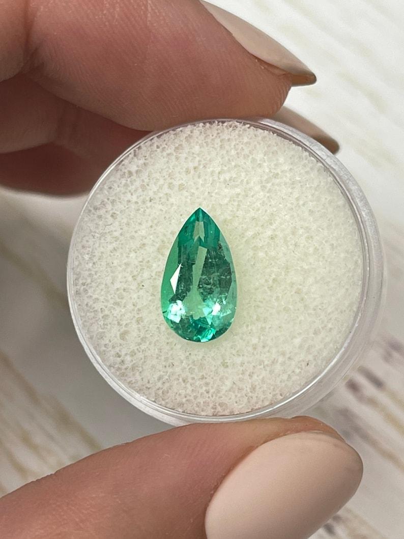 2.22 Karat transparenter kolumbianischer Smaragd - Birnenschliff Teardrop Mai-Geburtsstein (Moderne) im Angebot