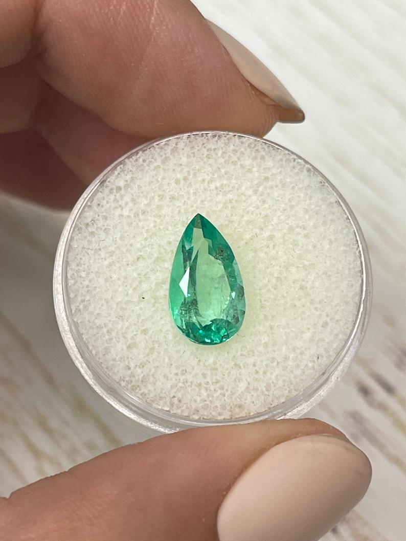 2.22 Karat transparenter kolumbianischer Smaragd - Birnenschliff Teardrop Mai-Geburtsstein (Tropfenschliff) im Angebot