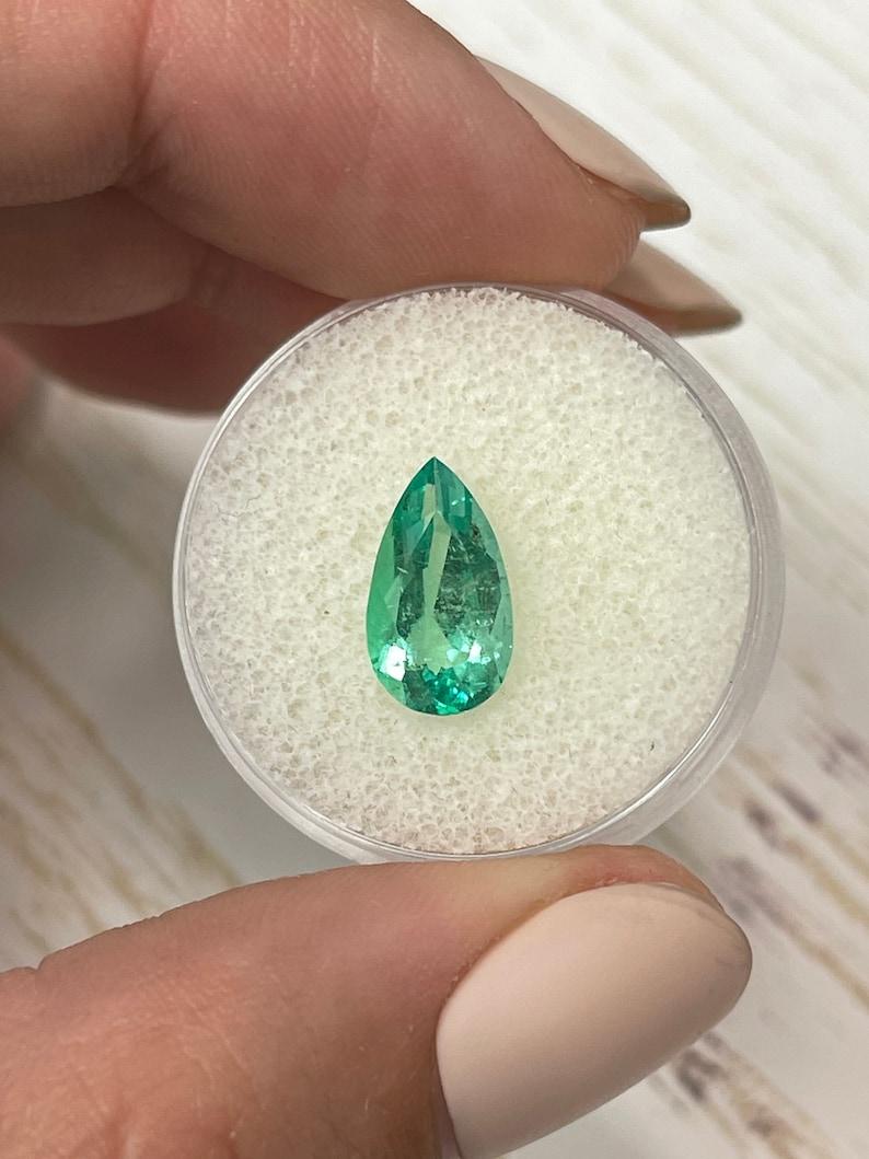 2.22 Karat transparenter kolumbianischer Smaragd - Birnenschliff Teardrop Mai-Geburtsstein im Angebot 1