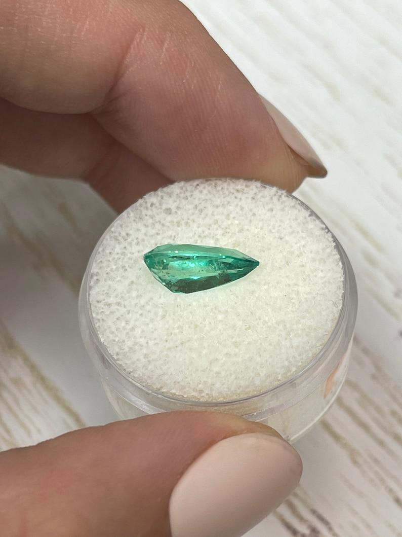 2.22 Karat transparenter kolumbianischer Smaragd - Birnenschliff Teardrop Mai-Geburtsstein im Angebot 2