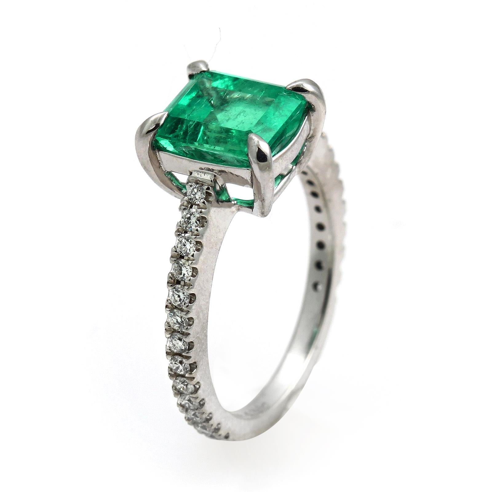 Round Cut 2.22 Carat Colombian Emerald and 0.32 Carat Diamonds in 14 Karat White Gold Ring