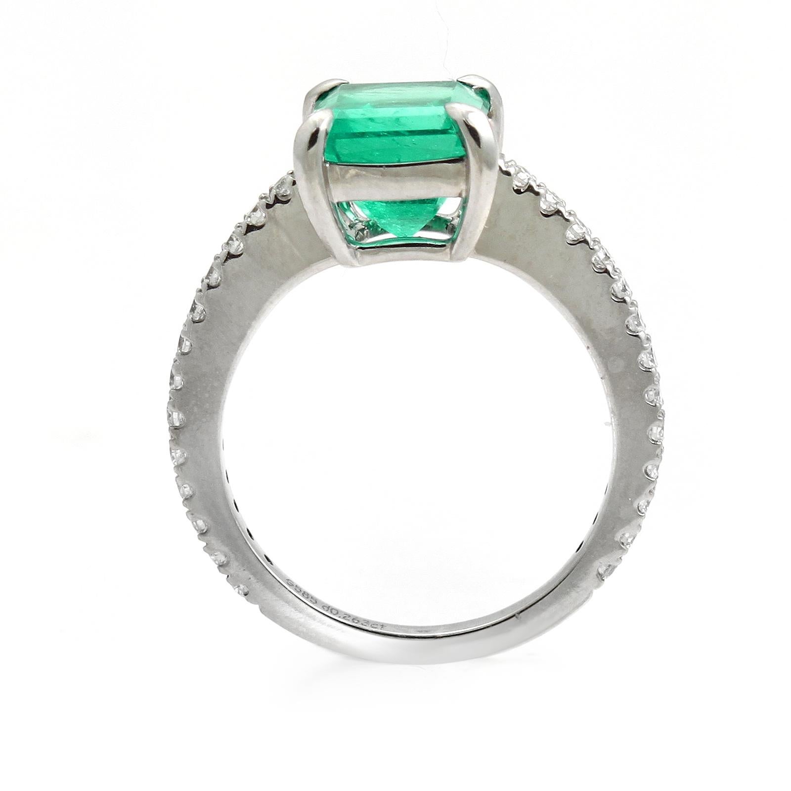 2.22 Carat Colombian Emerald and 0.32 Carat Diamonds in 14 Karat White Gold Ring In Excellent Condition In Los Angeles, CA