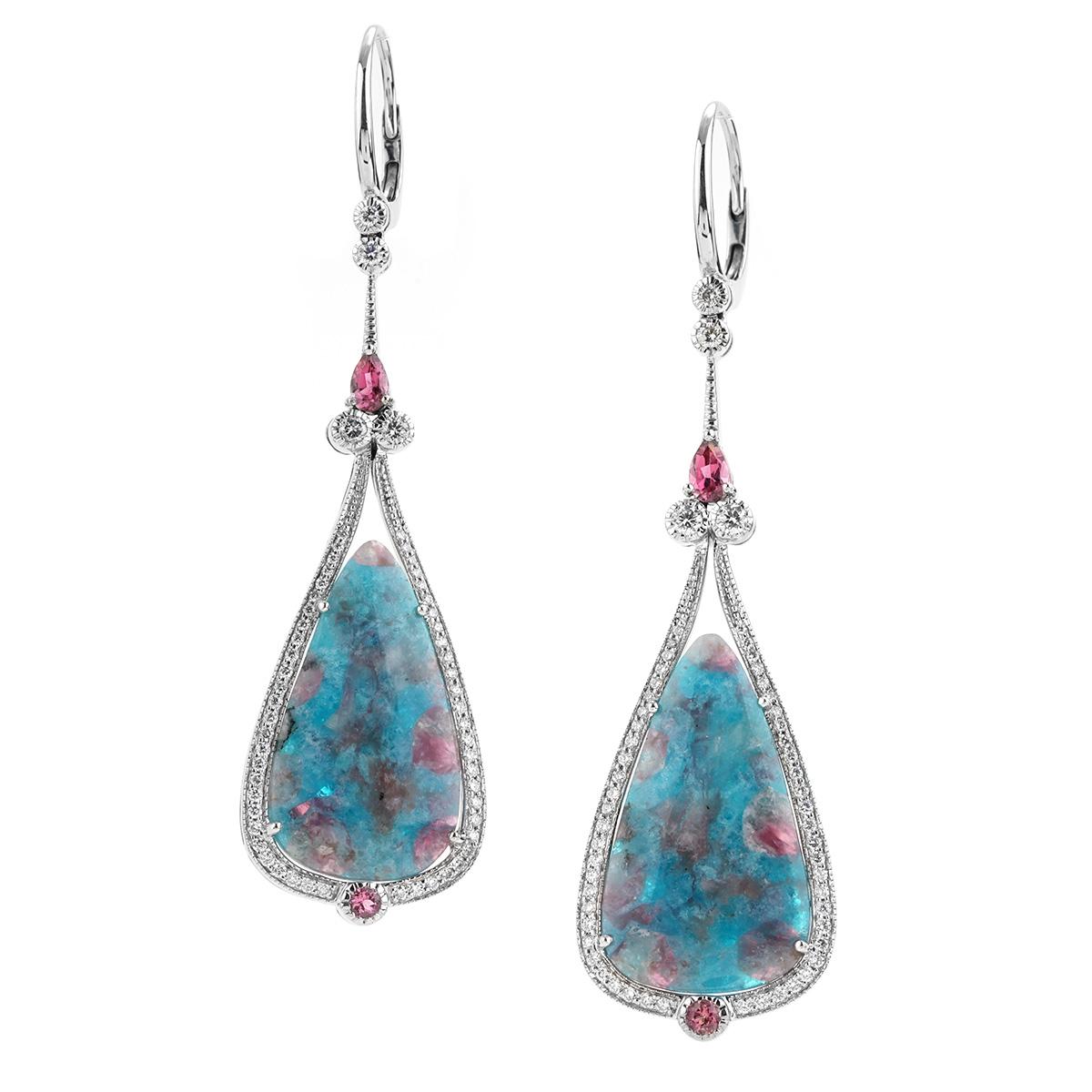 Élevez votre élégance avec ces superbes boucles d'oreilles en or blanc 18 carats, ornées de deux captivantes tourmalines Paraiba opaques d'un poids total de 20,80 carats. Les pierres bleu-vert vibrantes sont magnifiquement complétées par quatre