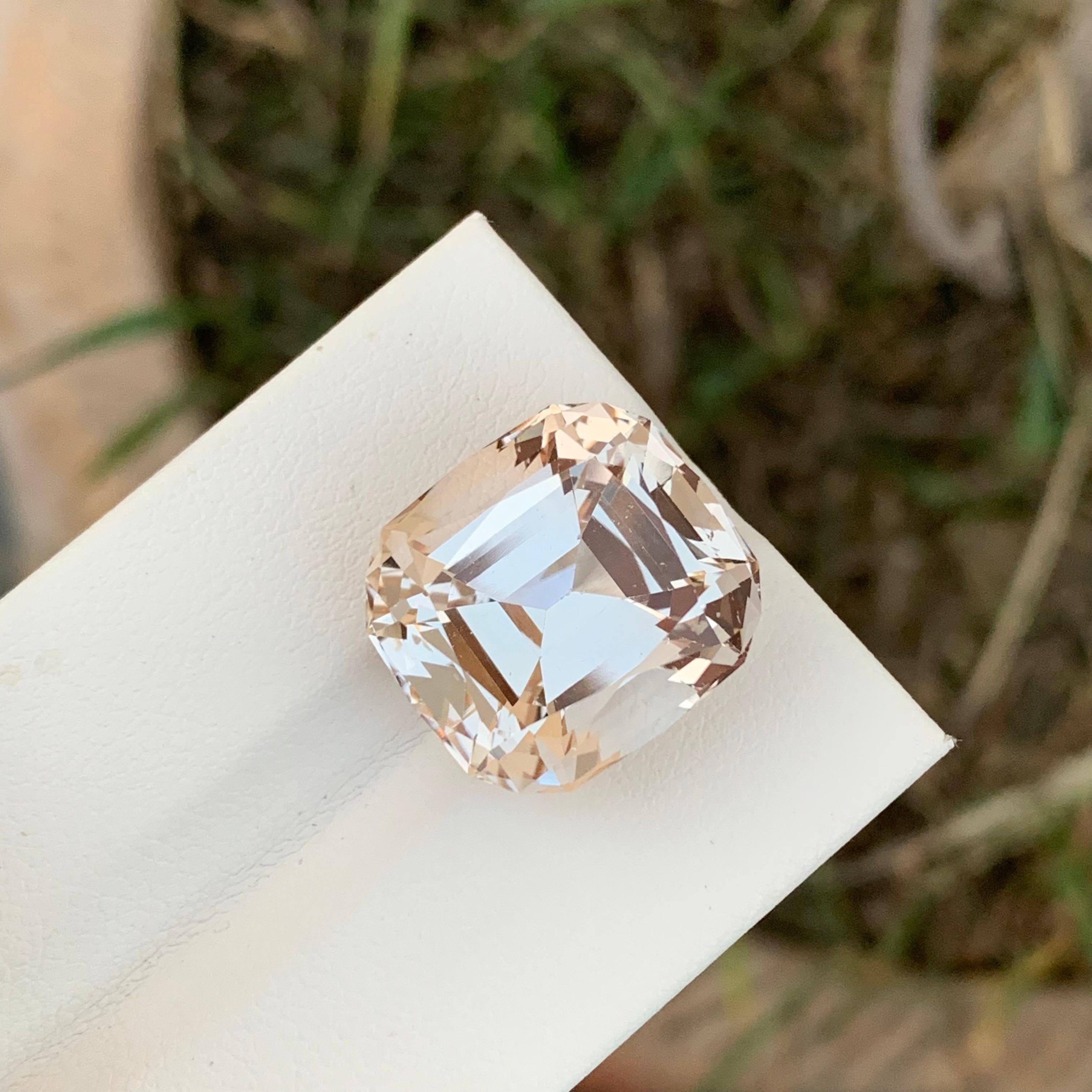 Topazio sfuso
Peso: 22,20 carati
Dimensioni: 16,3 x 14,9 x 11,1 mm
Origine: Skardu, Pakistan
Forma: Cuscino 
Colore: oro
Trattamento: Non
Certificato: Su richiesta

Il topazio dorato è una gemma luminosa rinomata per le sue calde sfumature color