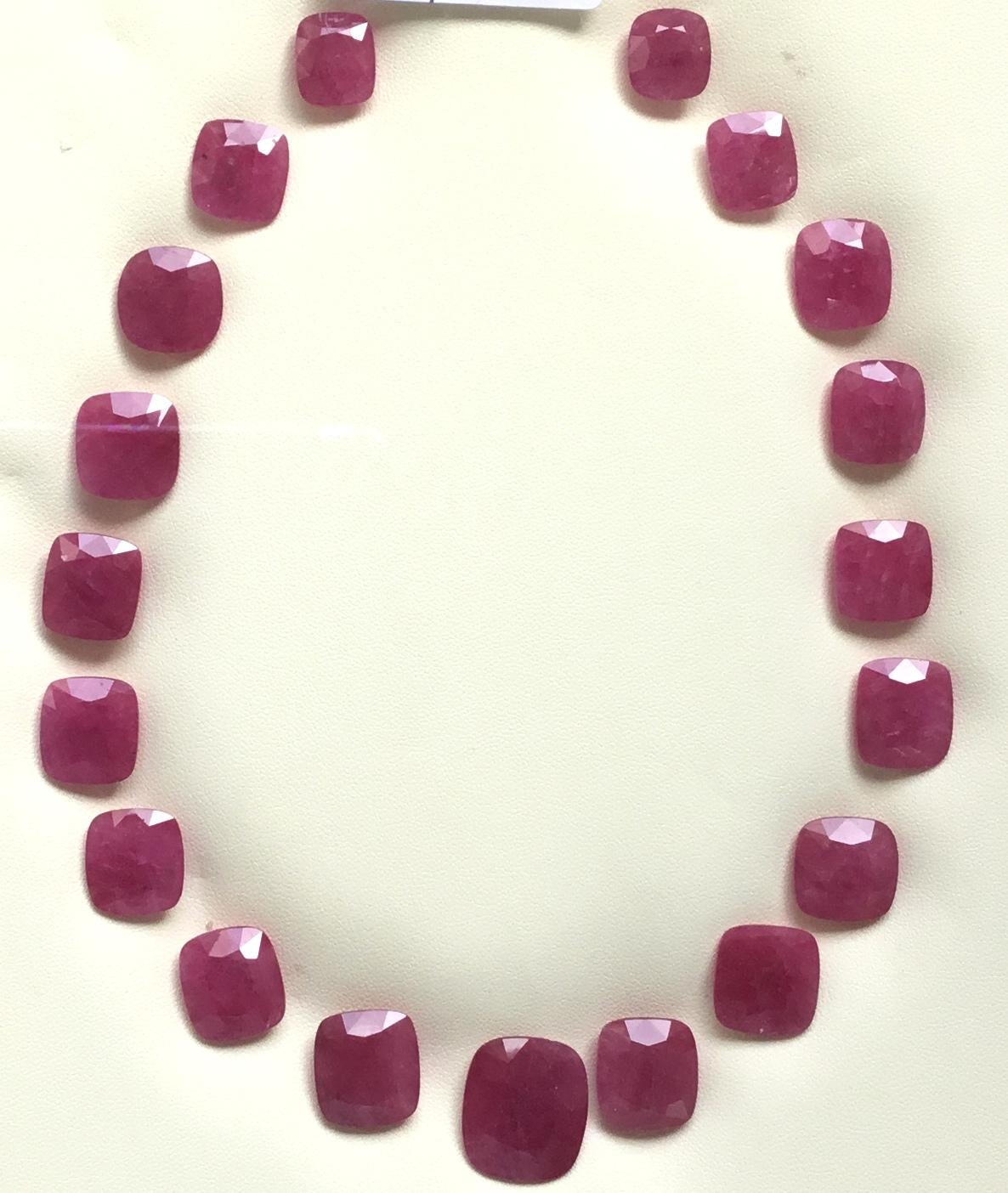 222.53 Carats Ruby Mozambique Cushion Faceted Cut stone Layout Heated Natural Gem

Poids : 222,53 carats
Pièces : 19
Forme : Pierre taillée en coussin à facettes