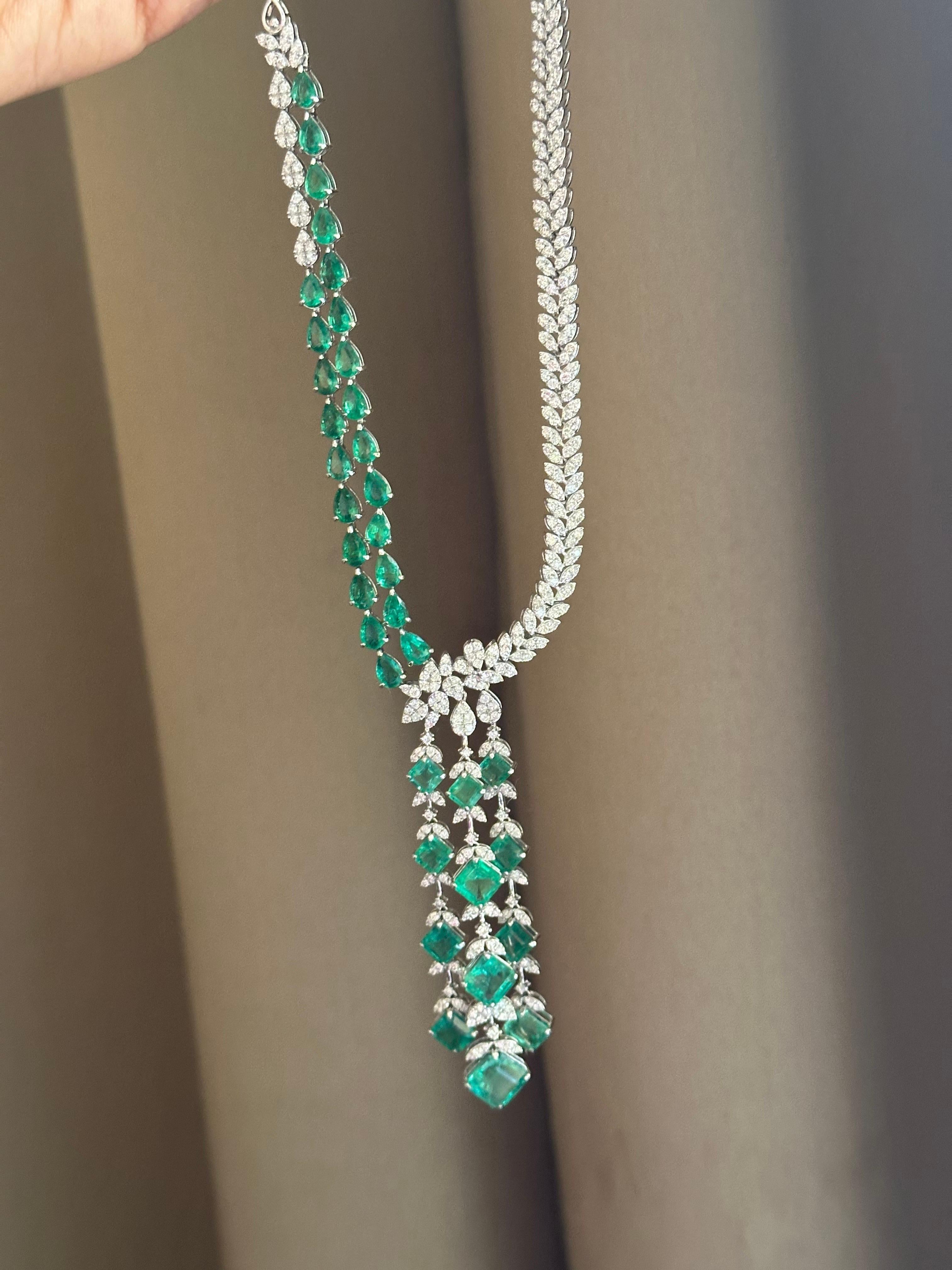 22.28 Carat Zambian Emerald 18 Karat White Gold Diamond Necklace Pour femmes en vente