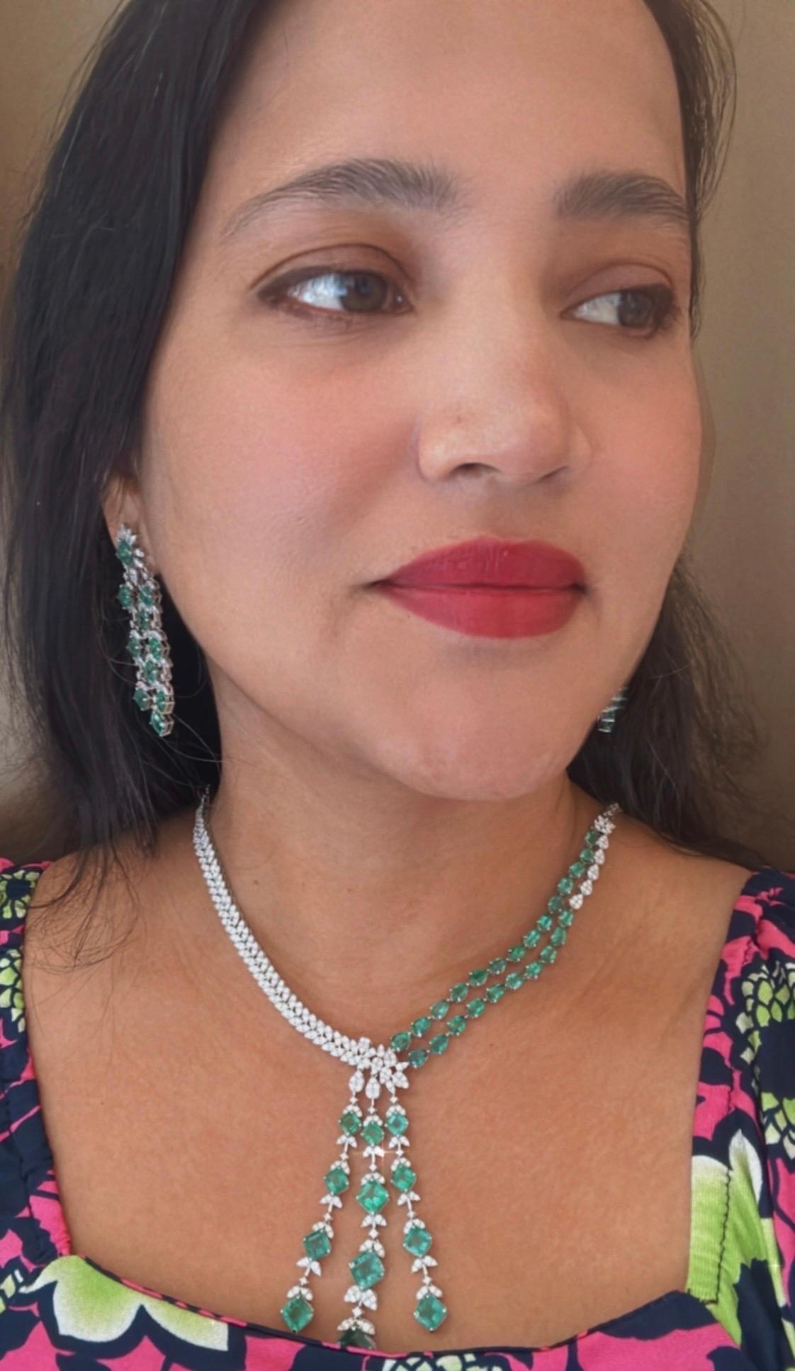 22.28 Carat Zambian Emerald 18 Karat White Gold Diamond Necklace en vente 1